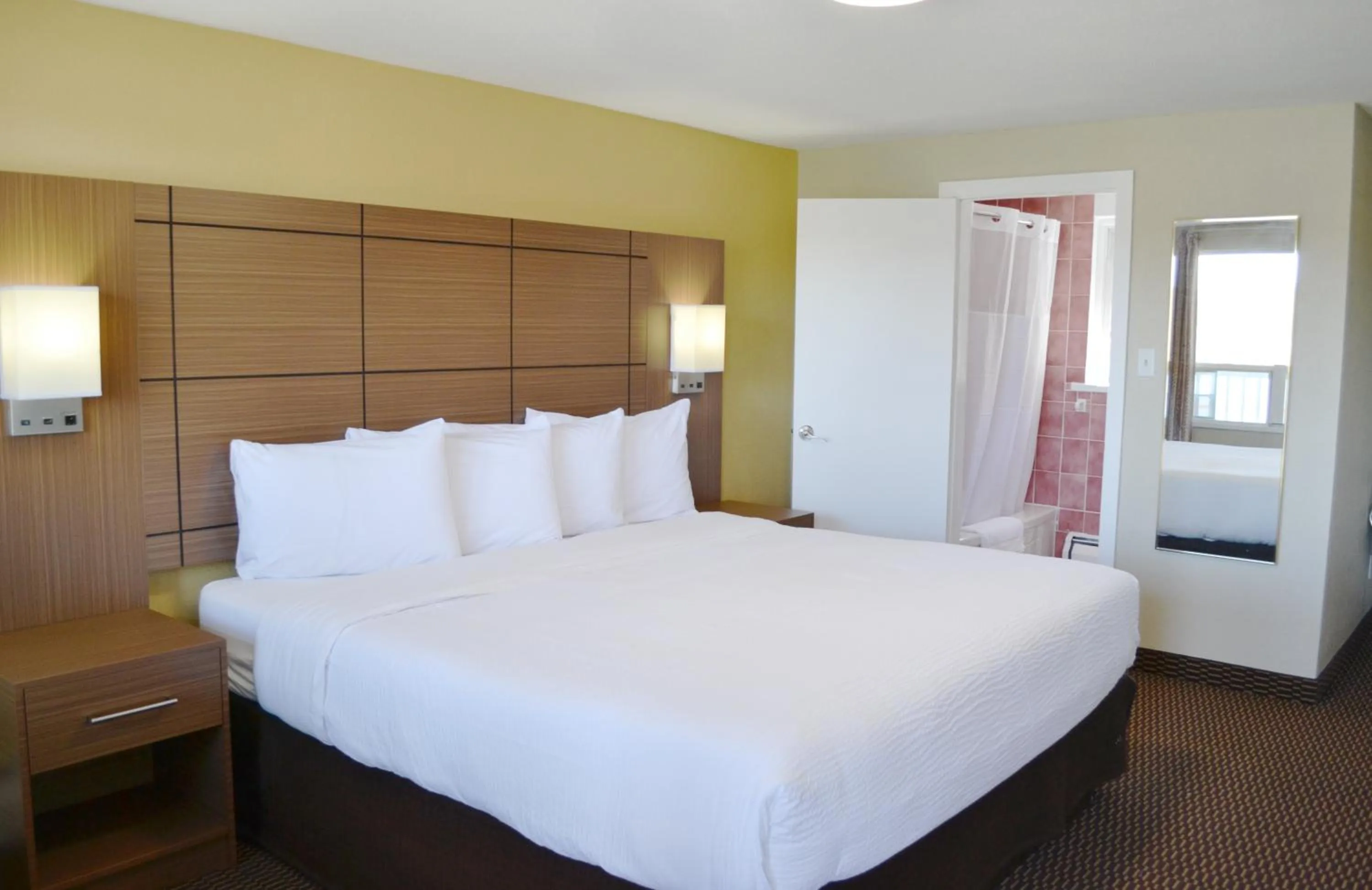 Bedroom, Bed in Motel 6 Campbellford, ON