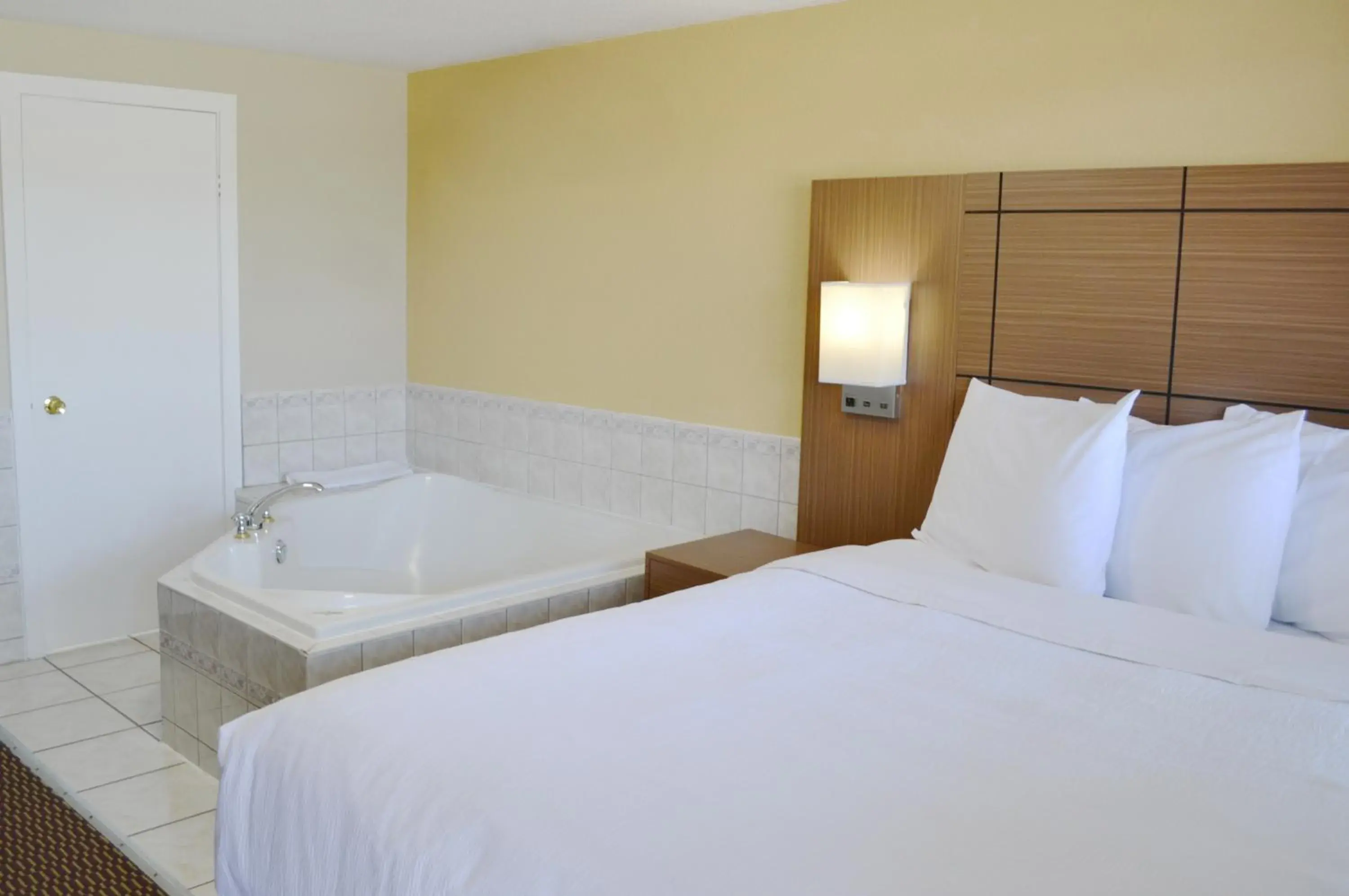 Bedroom, Bed in Motel 6 Campbellford, ON Bedroom, Bed in Motel 6 Campbellford, ON