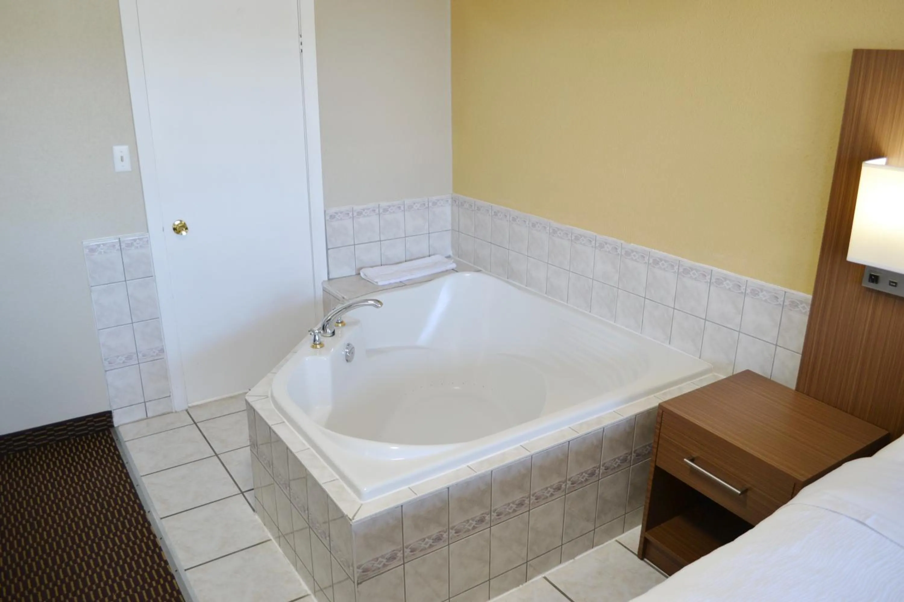 Bathroom, Bed in Motel 6 Campbellford, ON