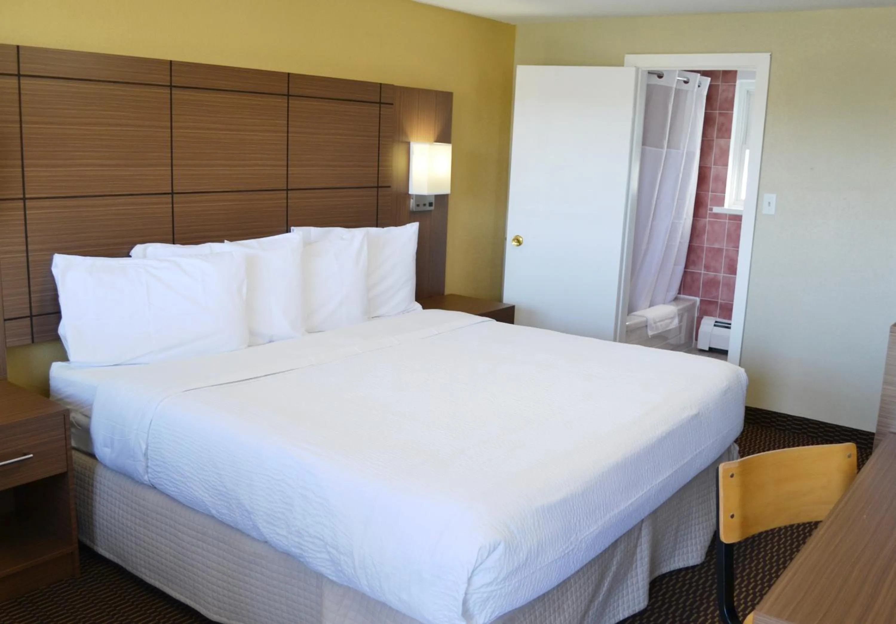 Bedroom, Bed in Motel 6 Campbellford, ON