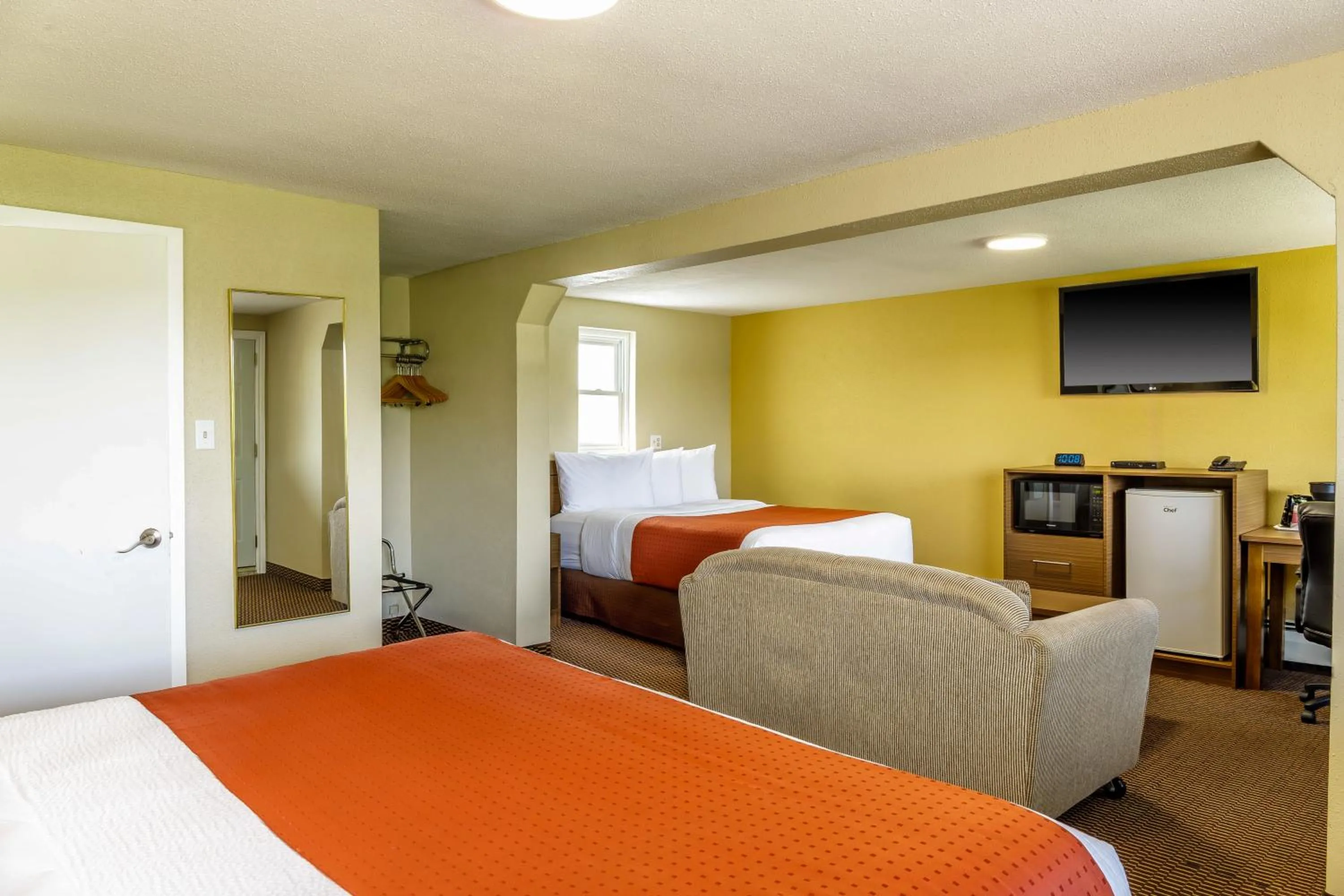 Living room, Bed in Motel 6 Campbellford, ON