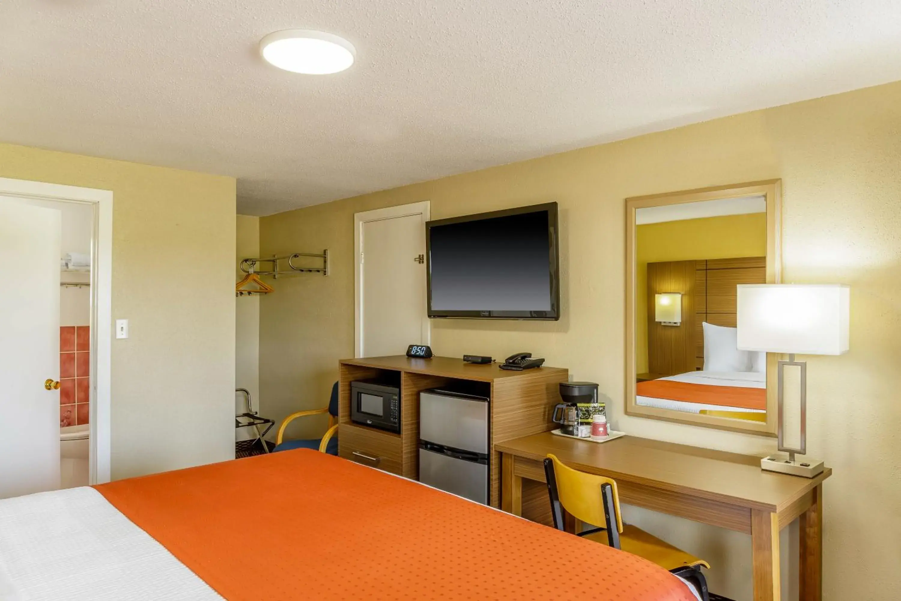 King Studio - single occupancy - Micfridge - Non-Smoking in Motel 6 Campbellford, ON King Studio - single occupancy - Micfridge - Non-Smoking in Motel 6 Campbellford, ON