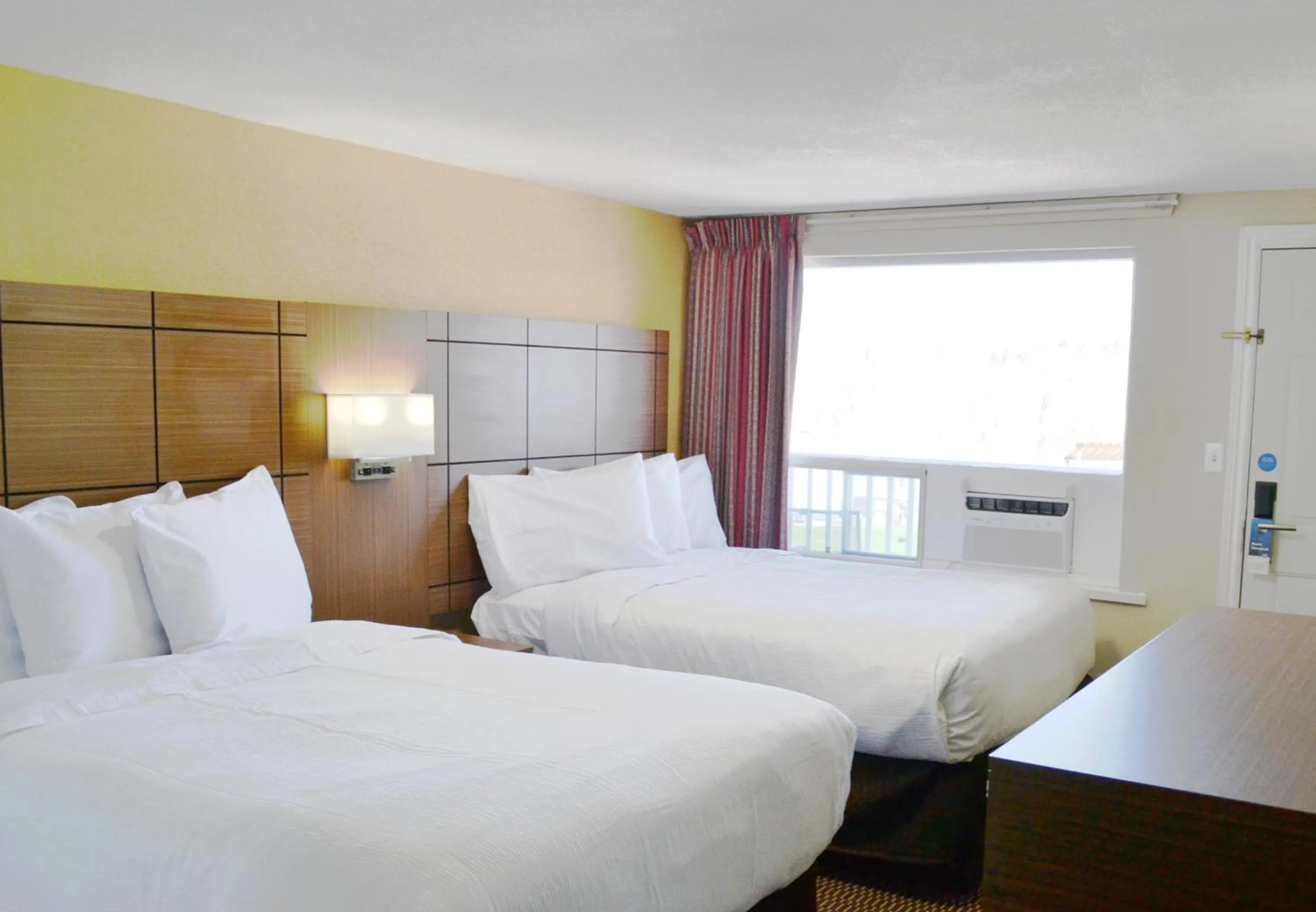 Bedroom, Bed in Motel 6 Campbellford, ON