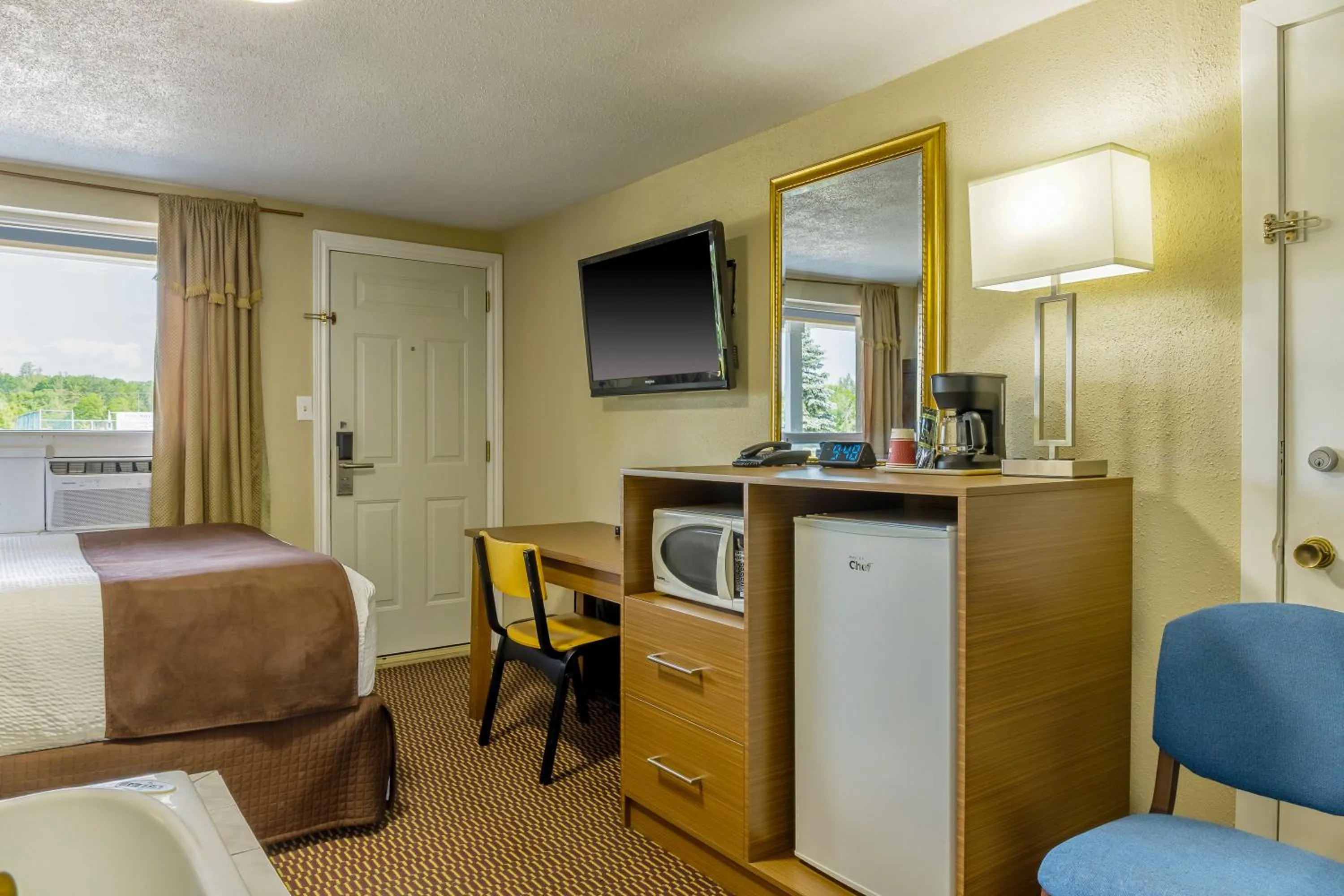 TV and multimedia in Motel 6 Campbellford, ON