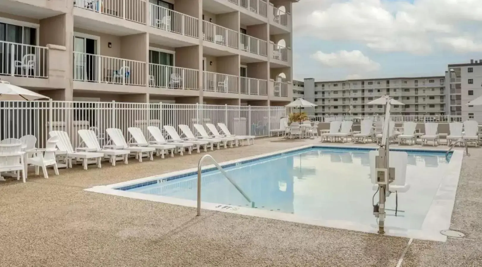 Swimming pool in Quality Inn & Suites Oceanblock Swimming pool in Quality Inn & Suites Oceanblock