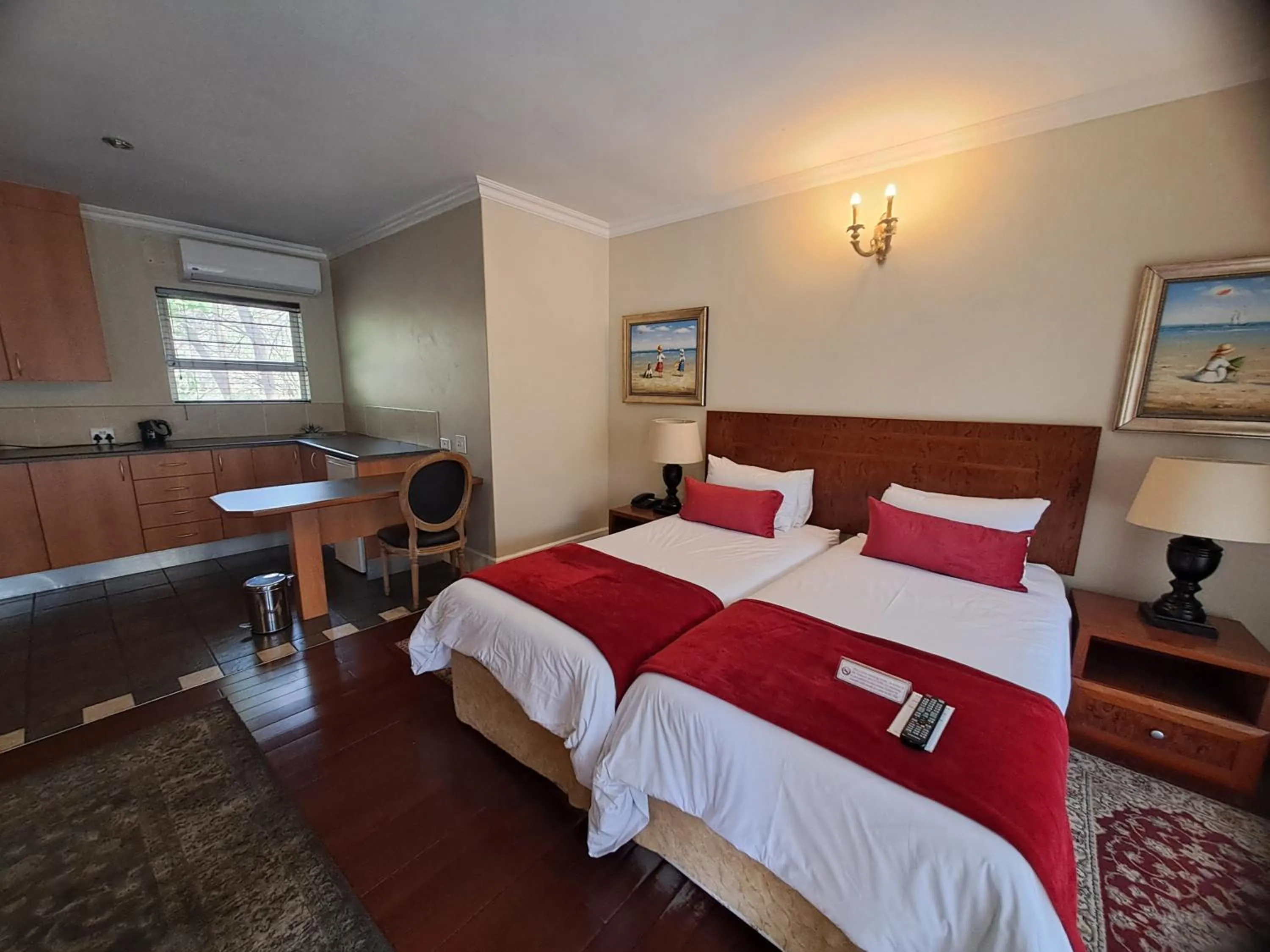 Restaurant/places to eat, Bed in Three Rivers Lodge and Villas