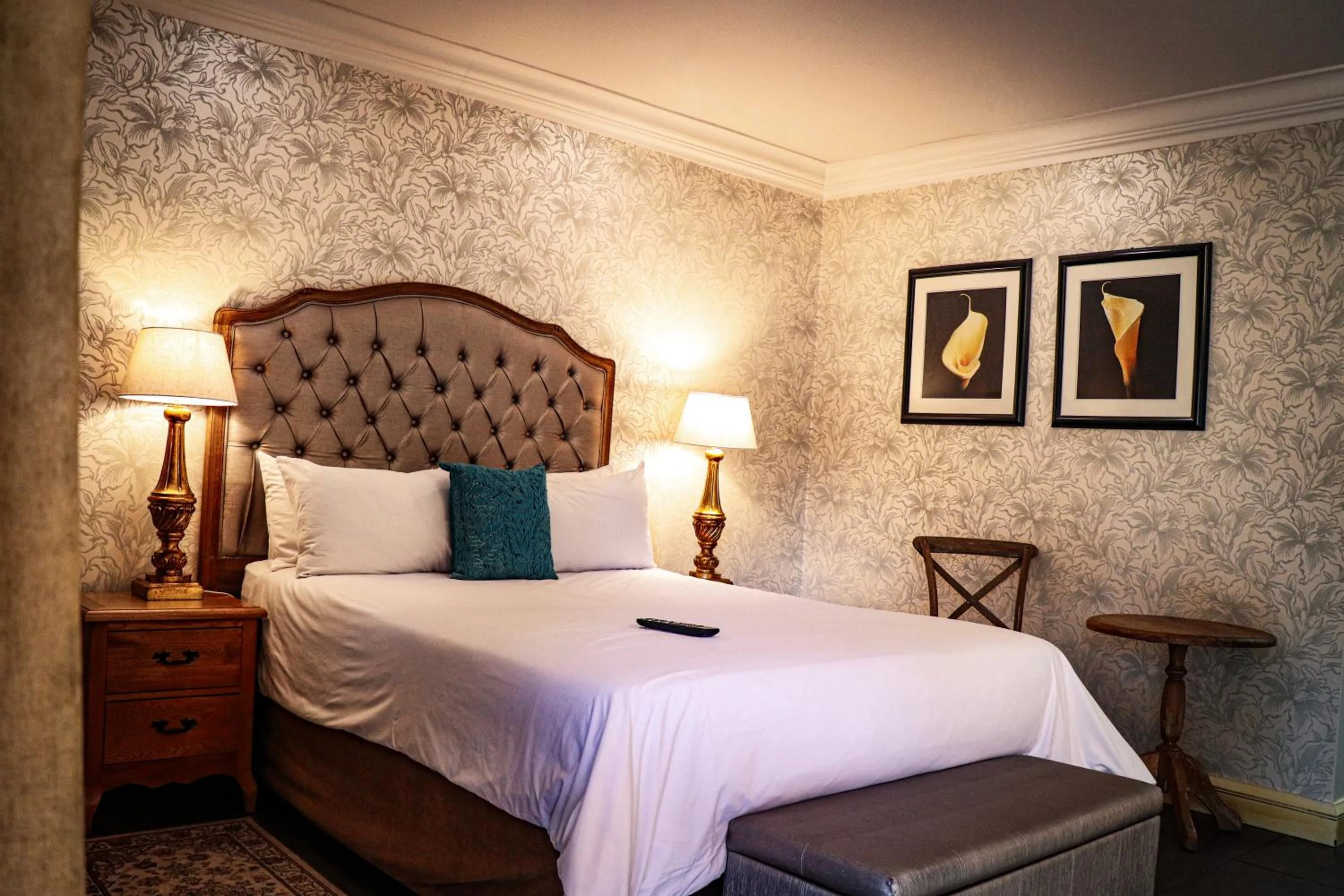 Restaurant/places to eat, Bed in Three Rivers Lodge and Villas