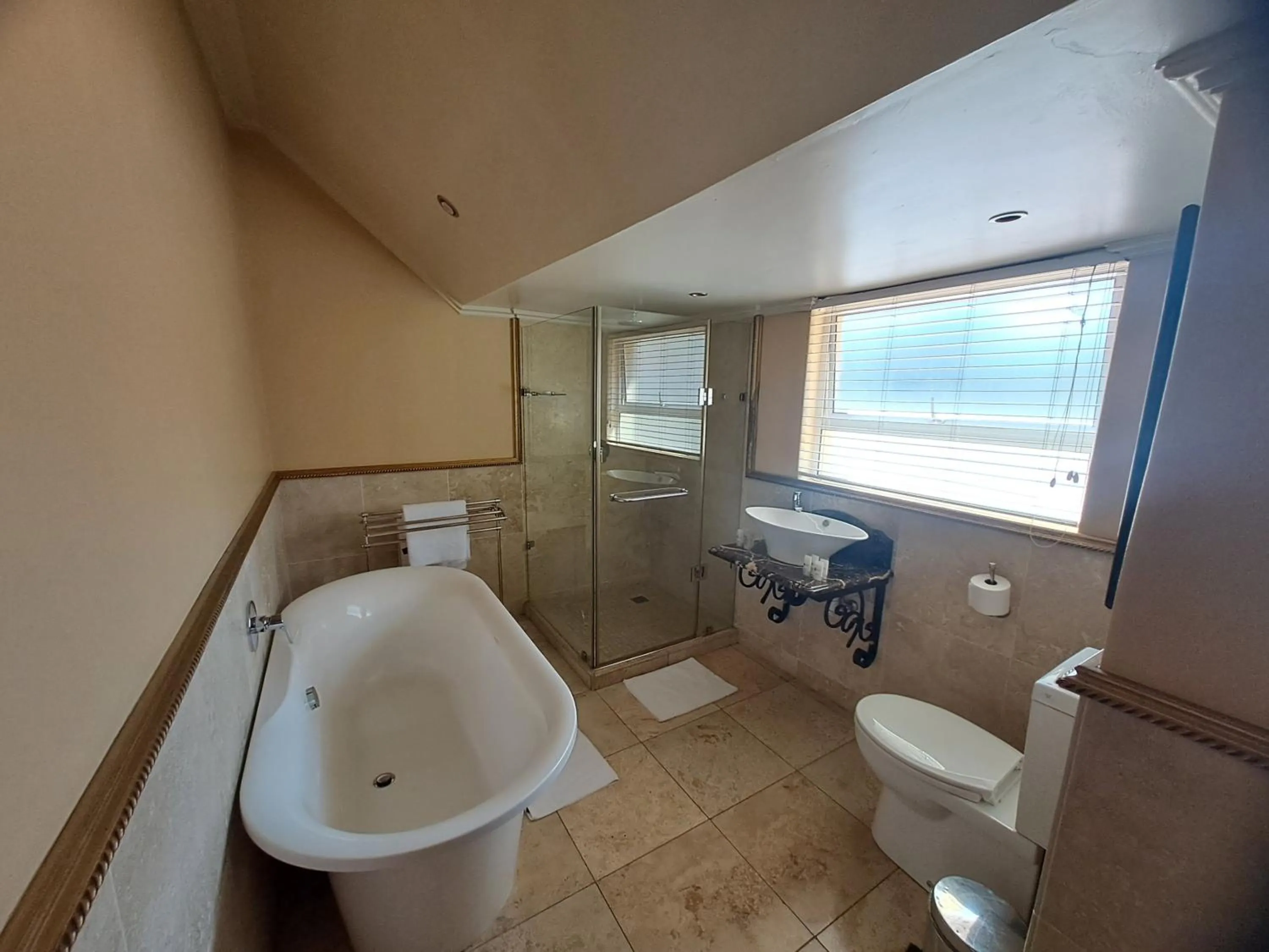 Restaurant/places to eat in Three Rivers Lodge and Villas