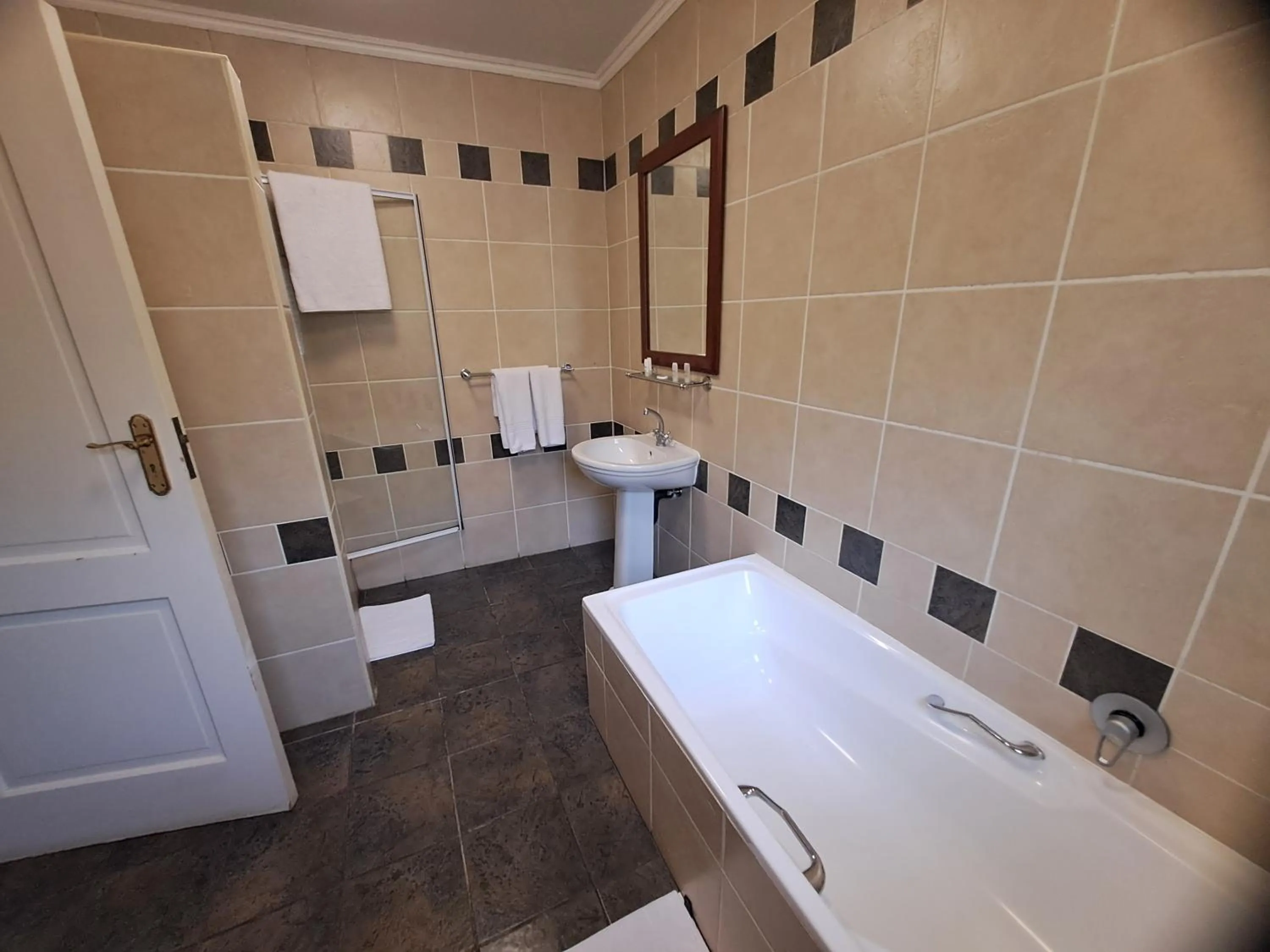 Restaurant/places to eat in Three Rivers Lodge and Villas