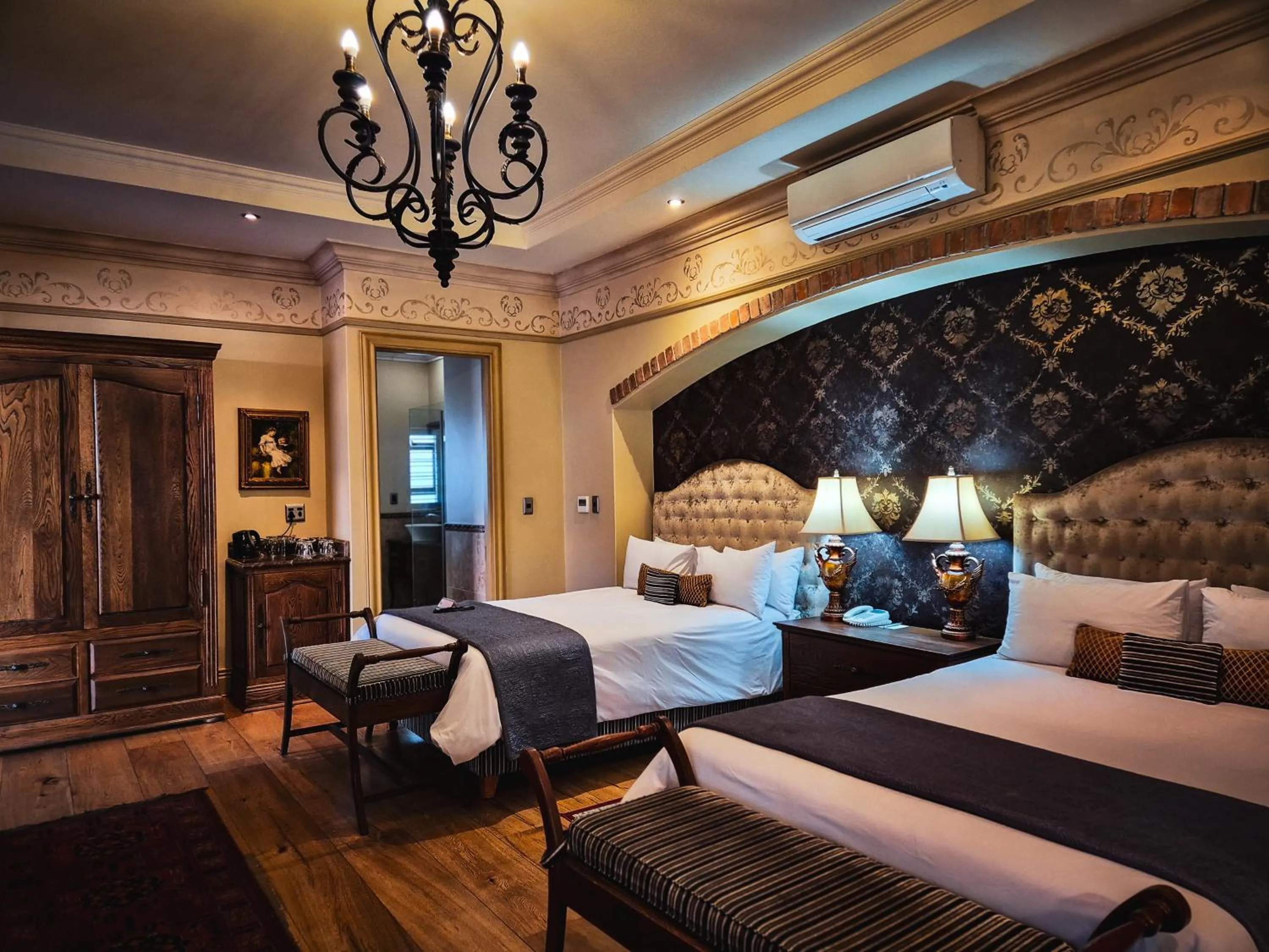 Restaurant/places to eat, Bed in Three Rivers Lodge and Villas