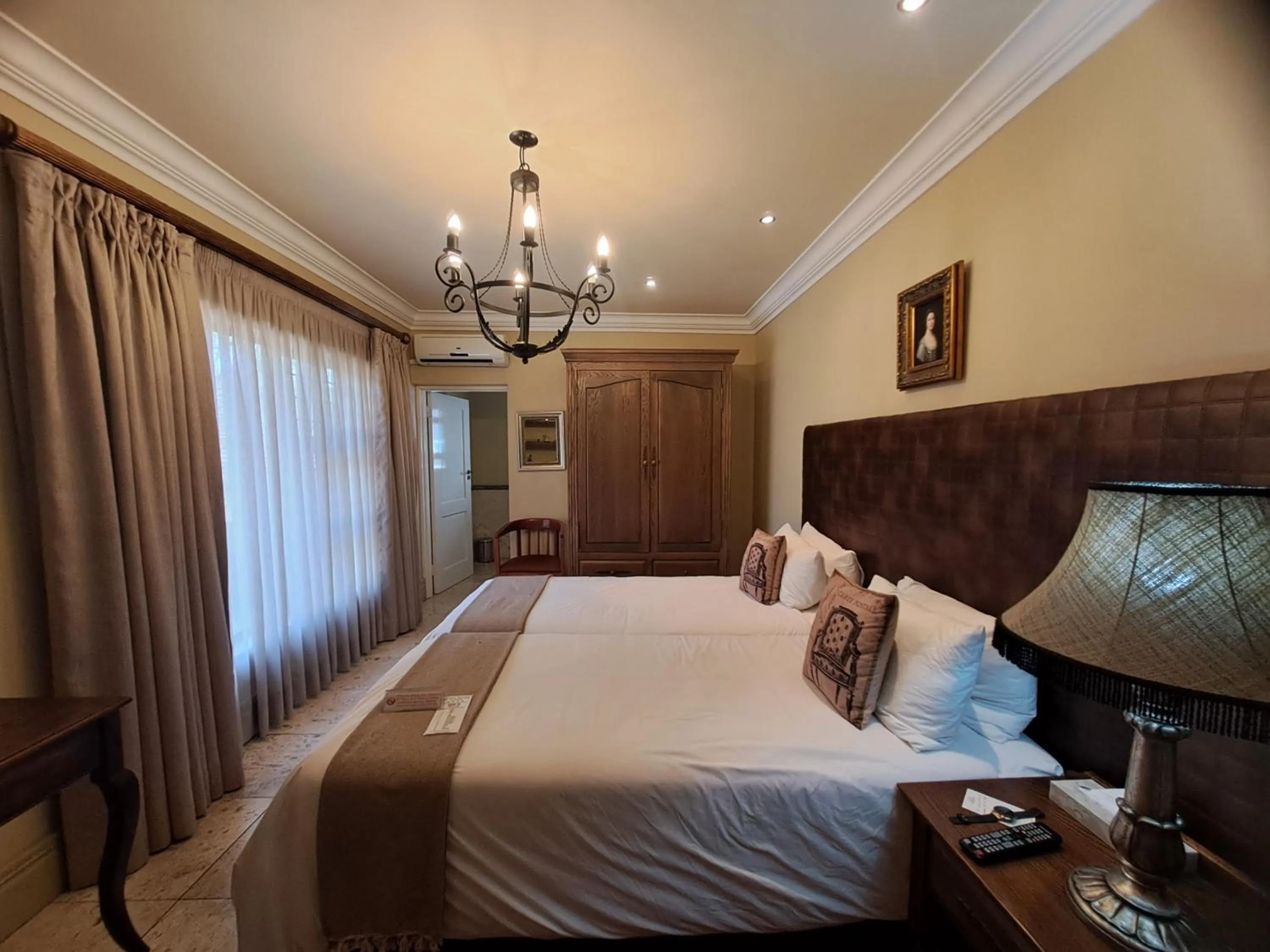 Restaurant/places to eat, Bed in Three Rivers Lodge and Villas