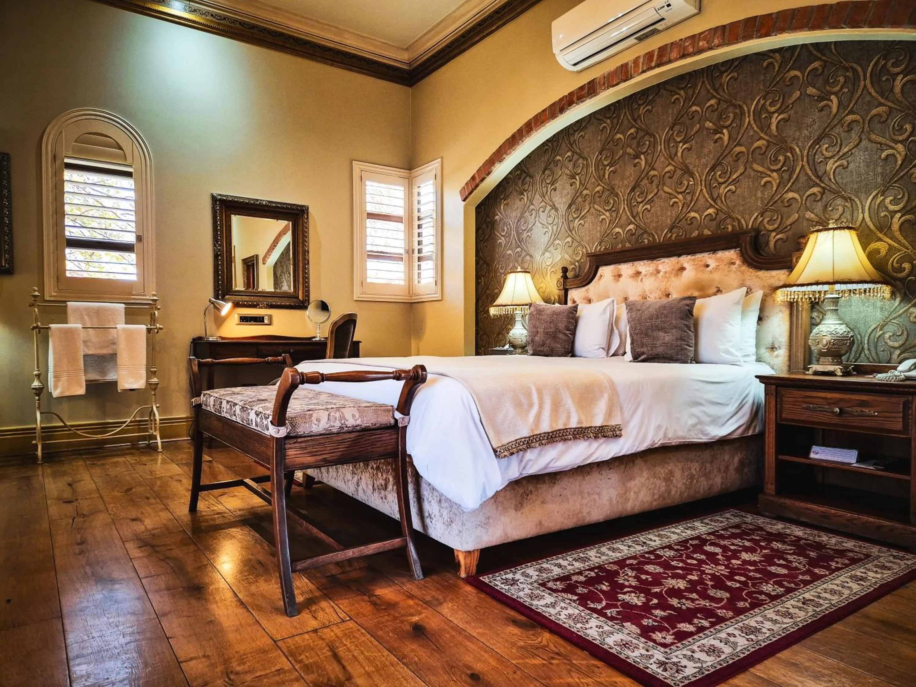 Restaurant/places to eat, Bed in Three Rivers Lodge and Villas