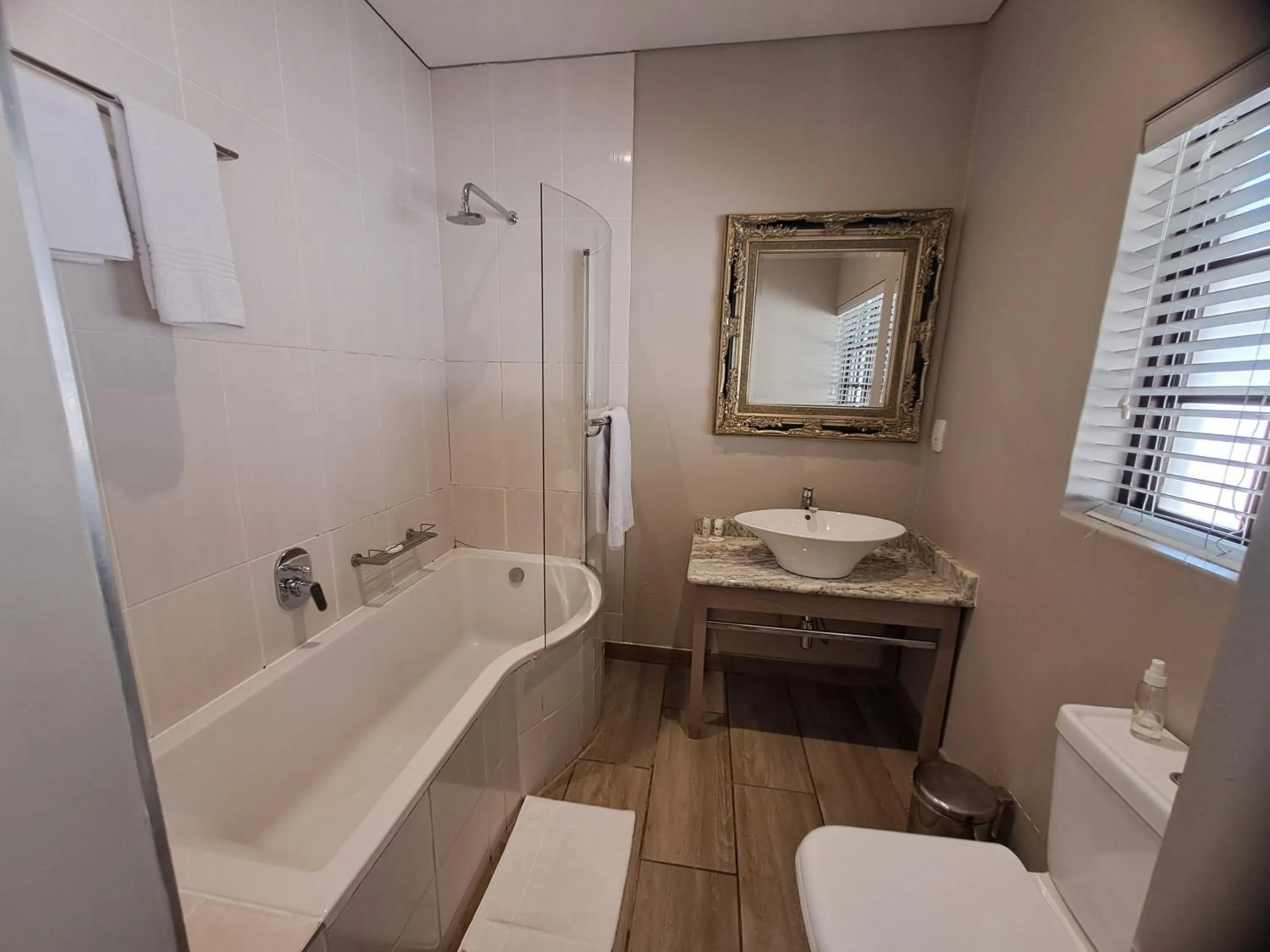 Restaurant/places to eat in Three Rivers Lodge and Villas