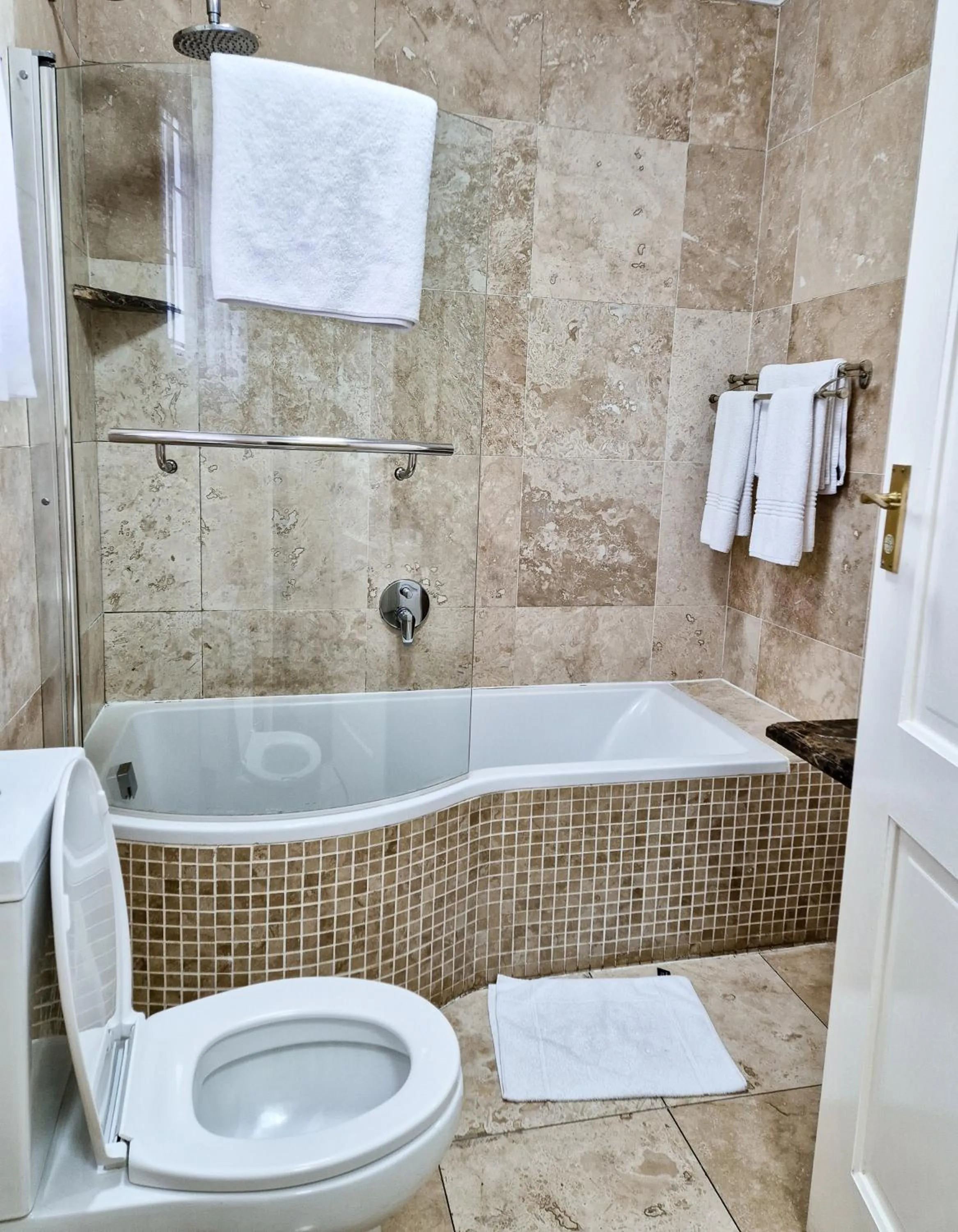 Restaurant/places to eat in Three Rivers Lodge and Villas