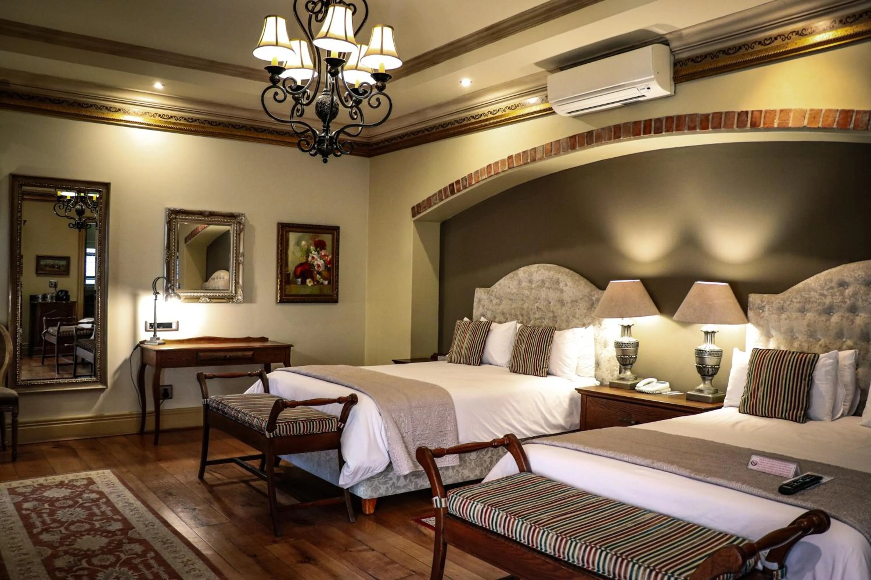 Restaurant/places to eat, Bed in Three Rivers Lodge and Villas