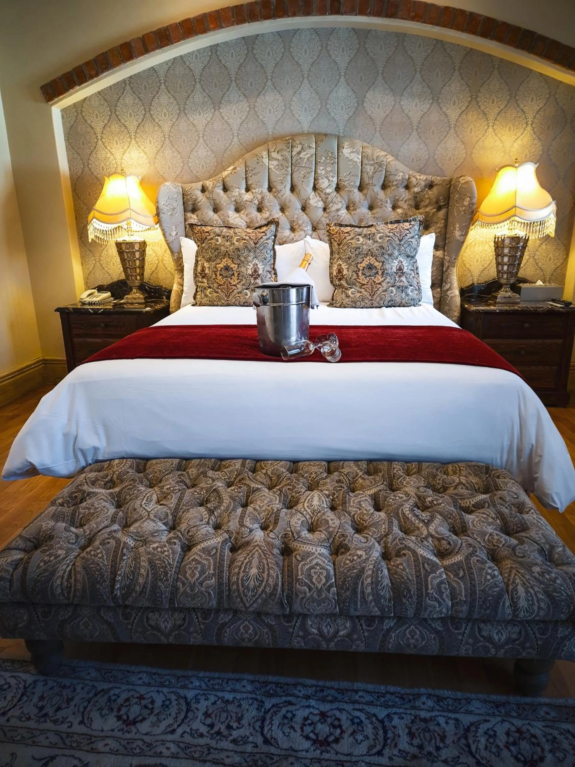 Restaurant/places to eat, Bed in Three Rivers Lodge and Villas