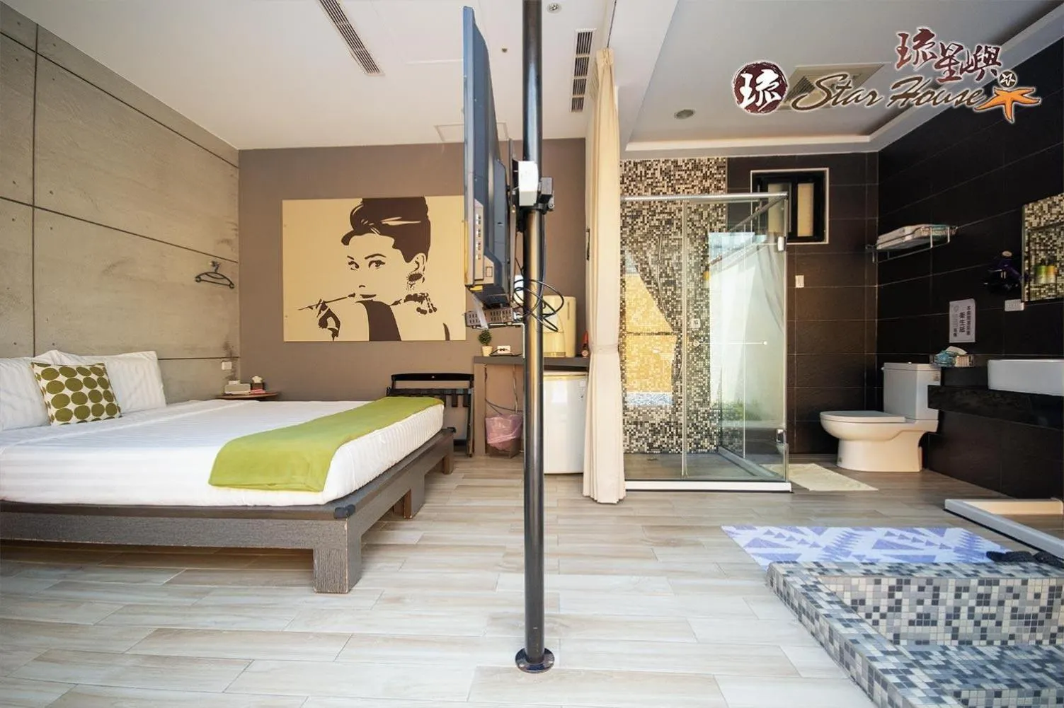 Deluxe Double Room with Bath in Star House