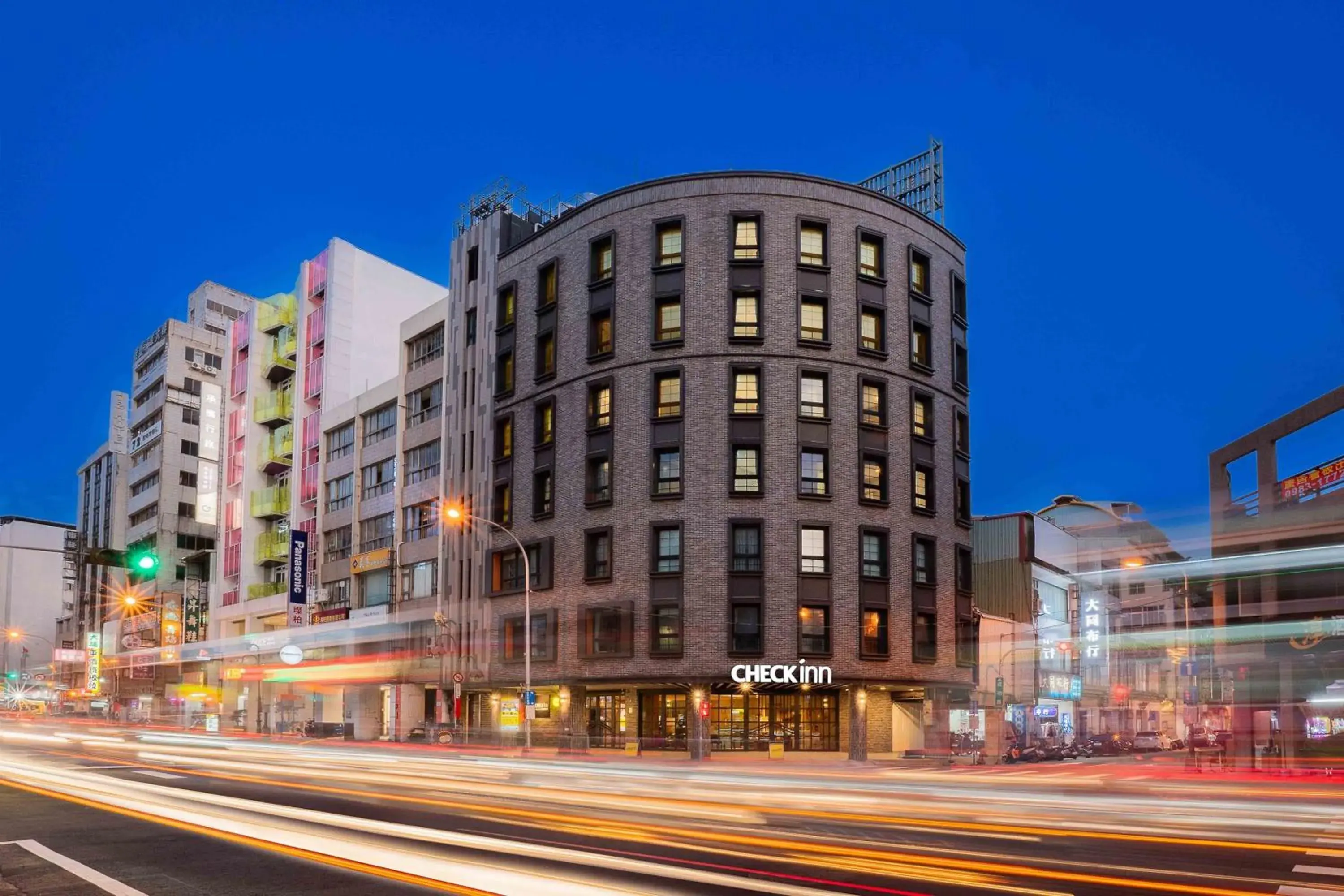 Property building in CHECK inn Taichung Ziyou Property building in CHECK inn Taichung Ziyou