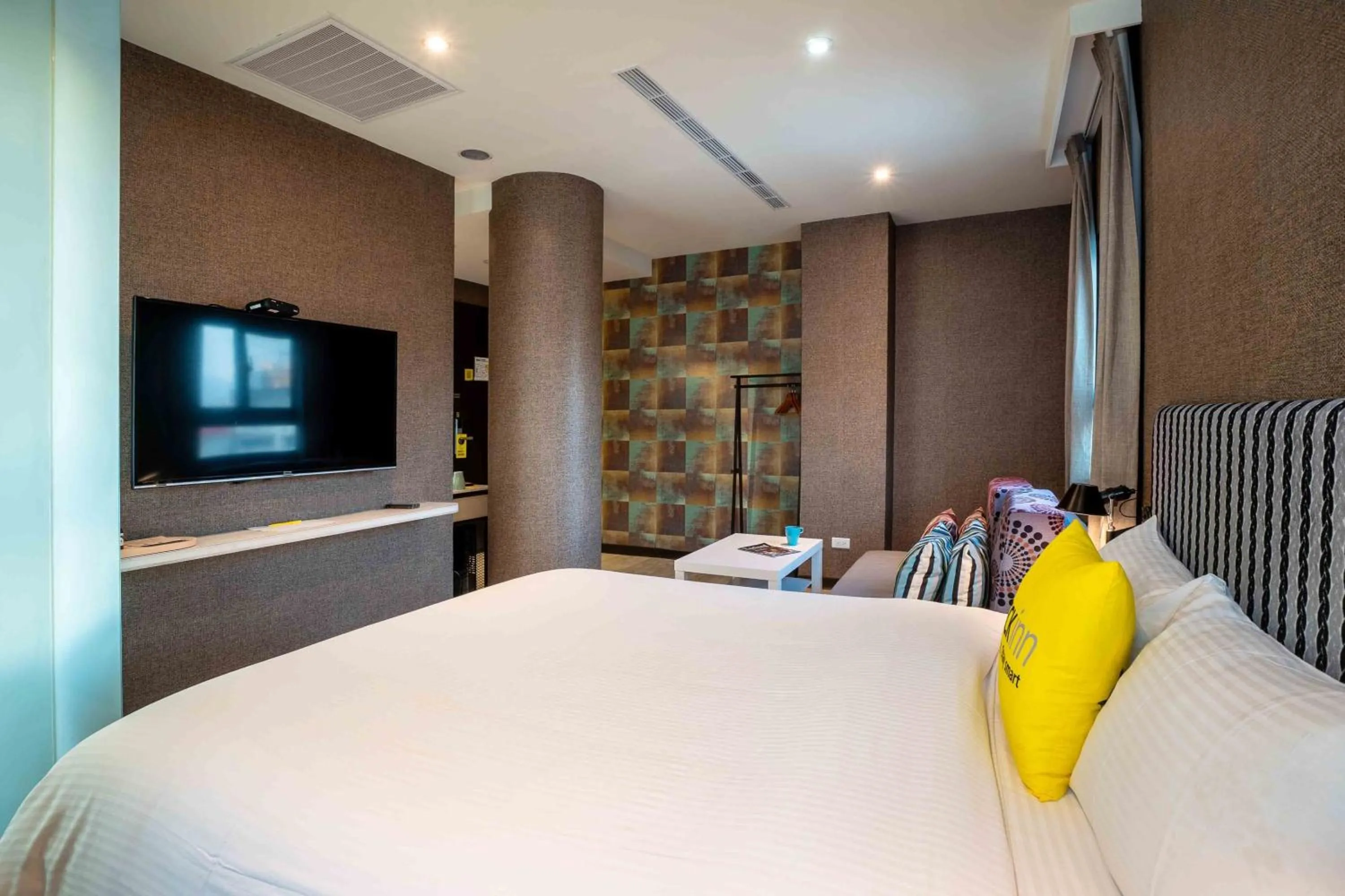 Bed in CHECK inn Taichung Ziyou
