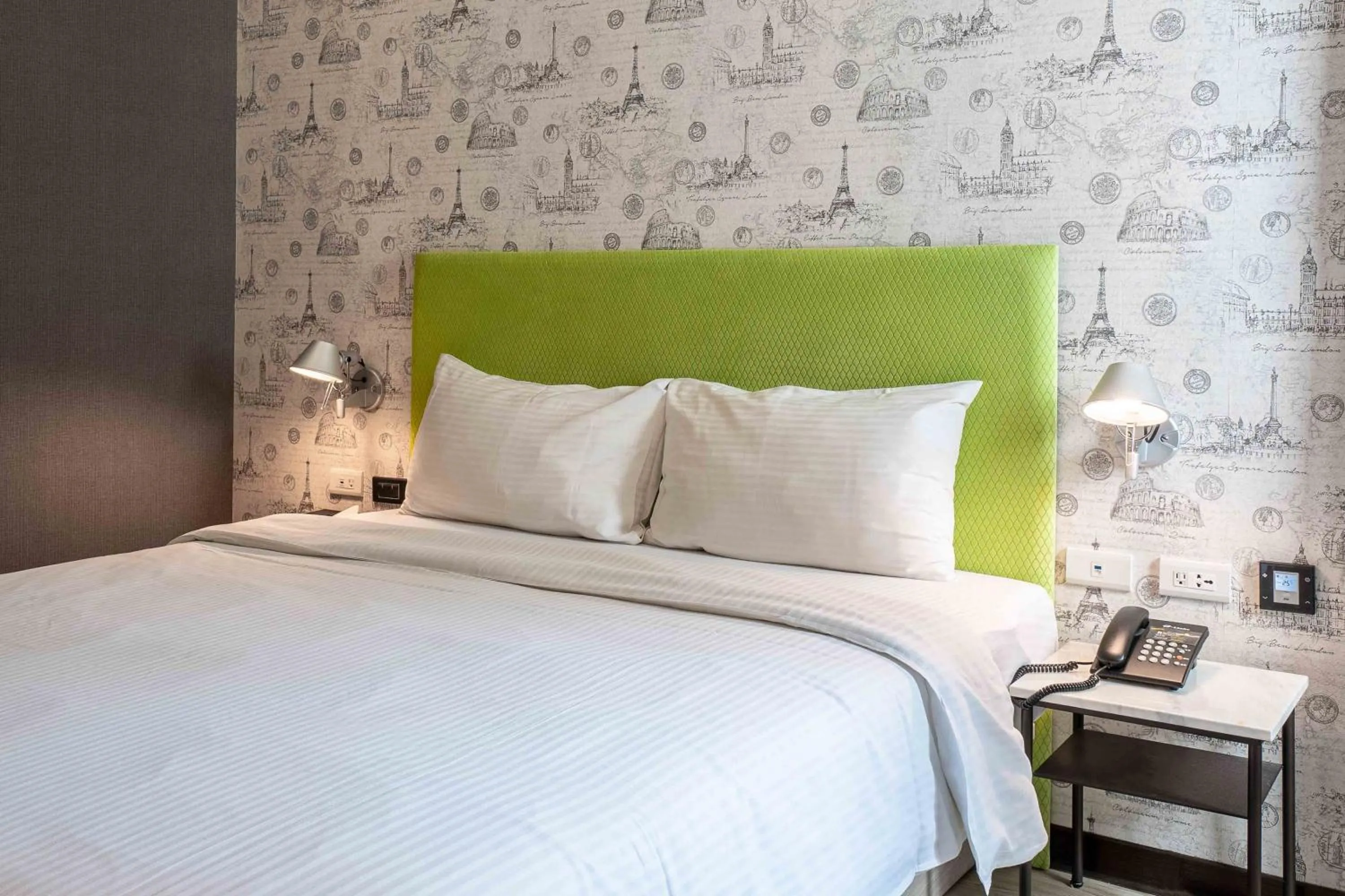 Bed in CHECK inn Taichung Ziyou