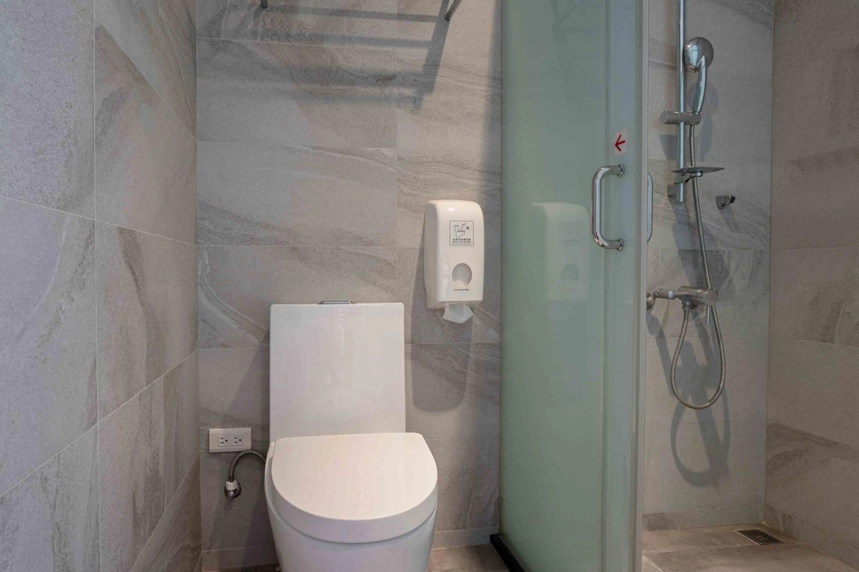 Shower in CHECK inn Taichung Ziyou