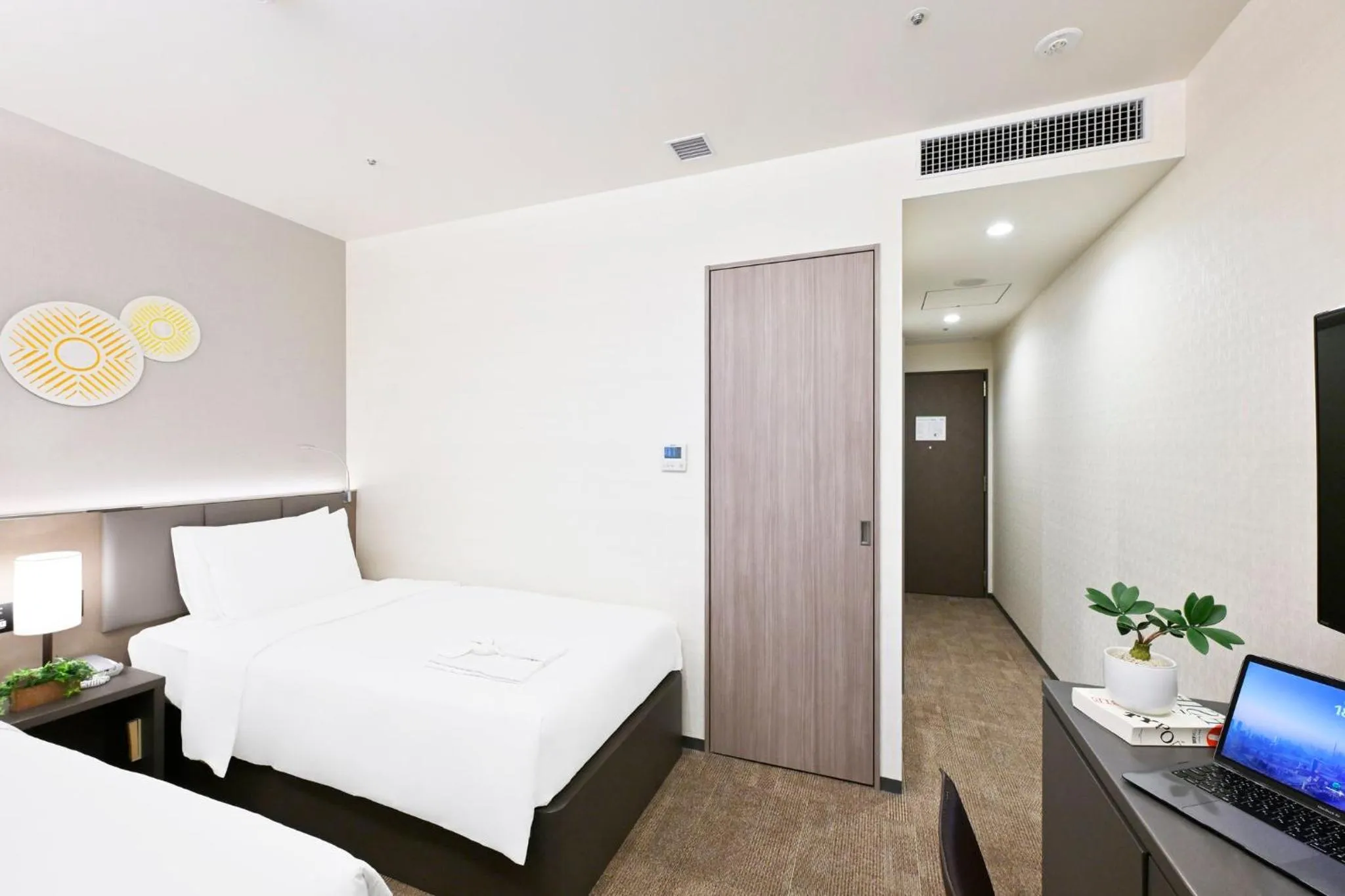 Photo of the whole room, Bed in Holiday Inn & Suites Shin Osaka by IHG