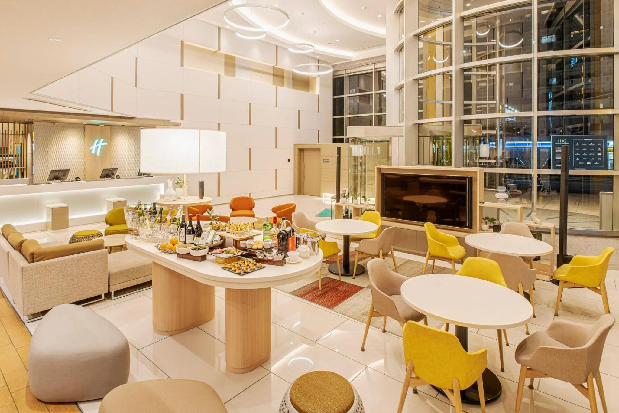 Food and drinks in Holiday Inn & Suites Shin Osaka by IHG