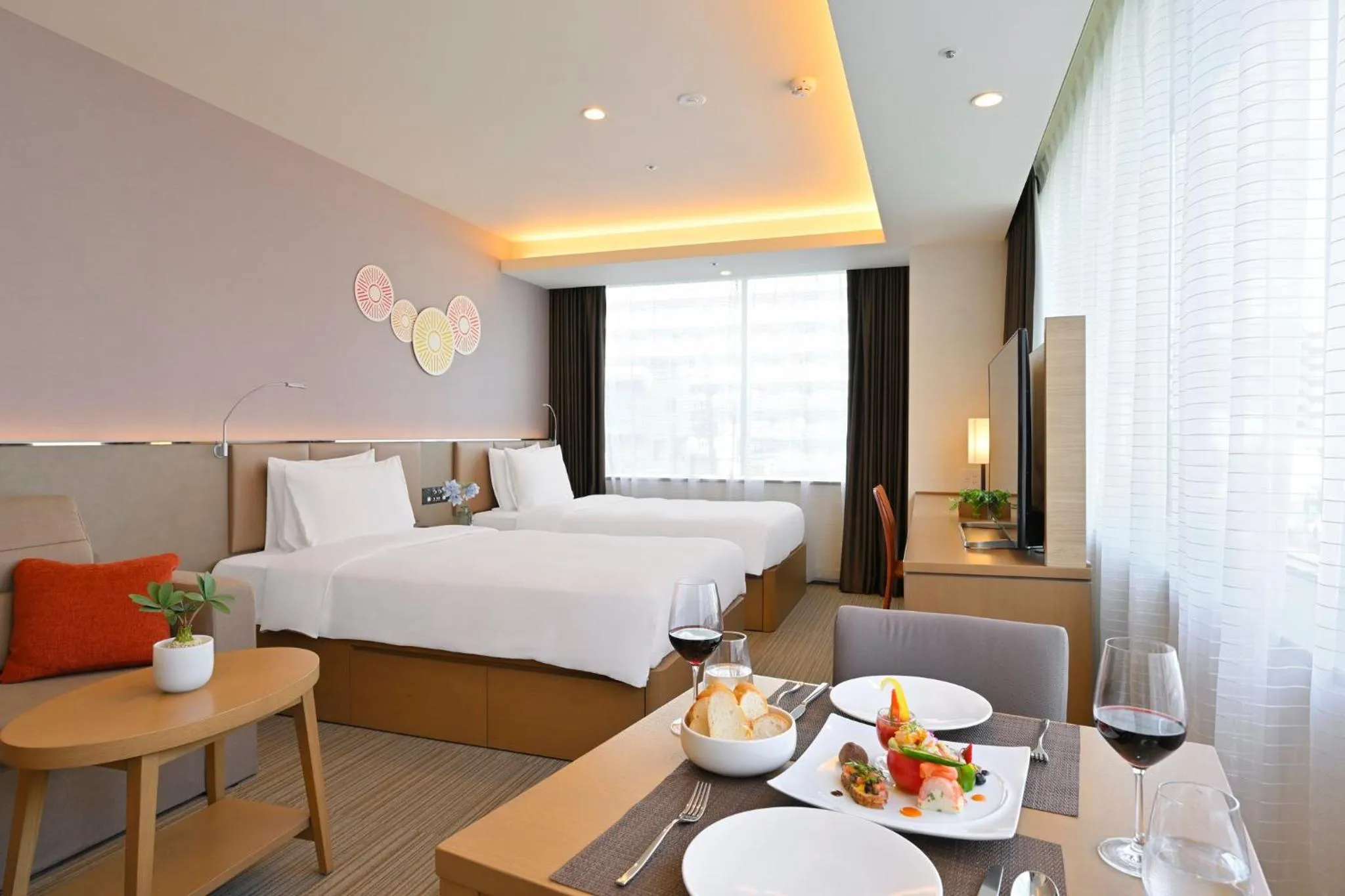 Photo of the whole room, Bed in Holiday Inn & Suites Shin Osaka by IHG