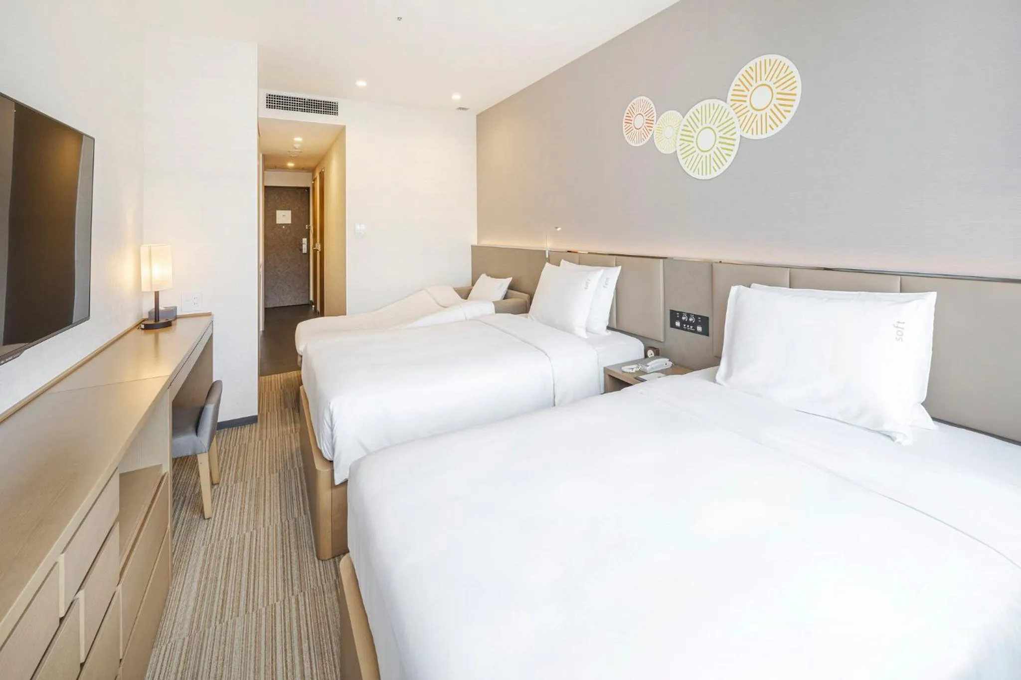 Photo of the whole room, Bed in Holiday Inn & Suites Shin Osaka by IHG