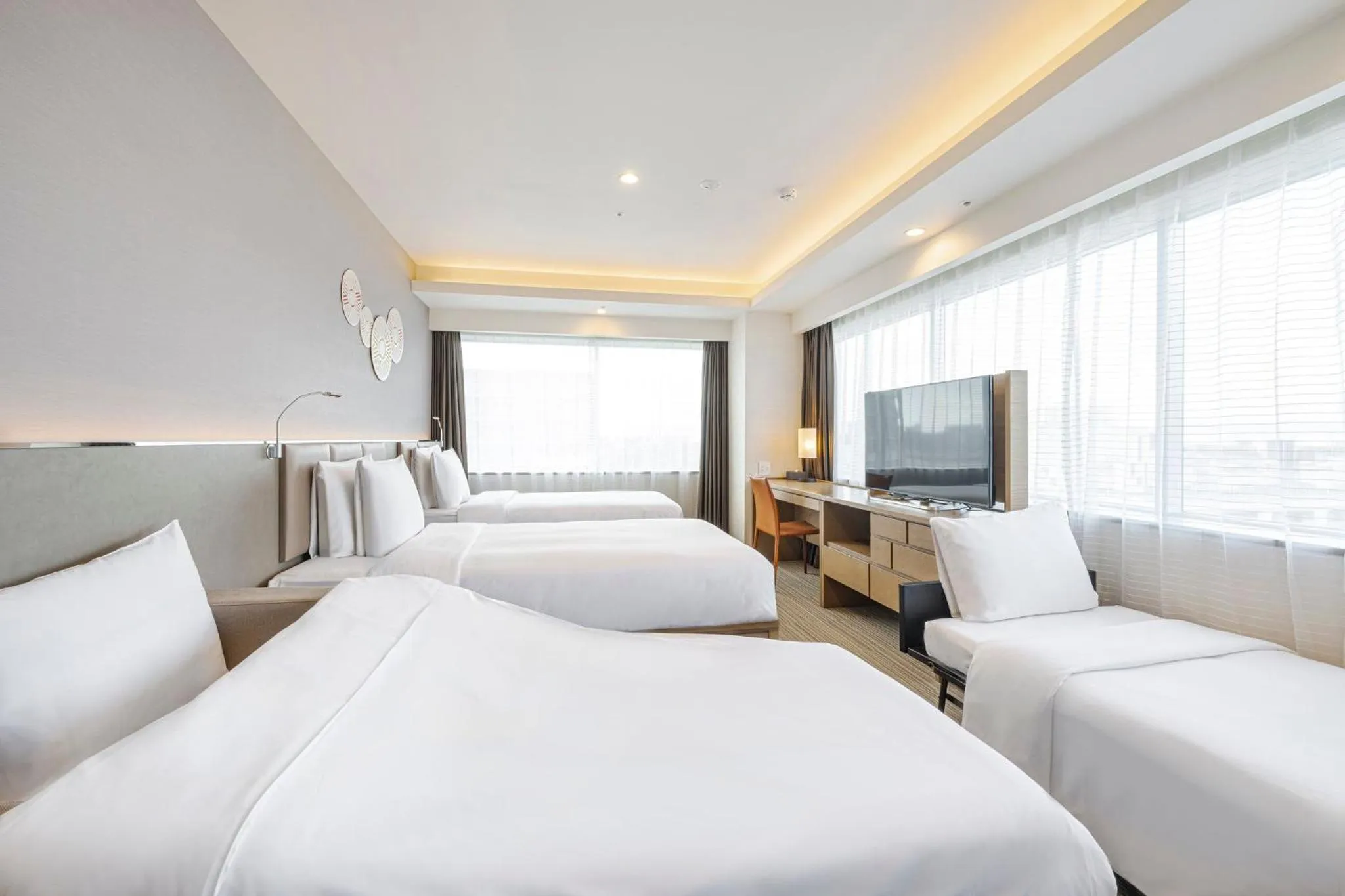 Photo of the whole room, Bed in Holiday Inn & Suites Shin Osaka by IHG