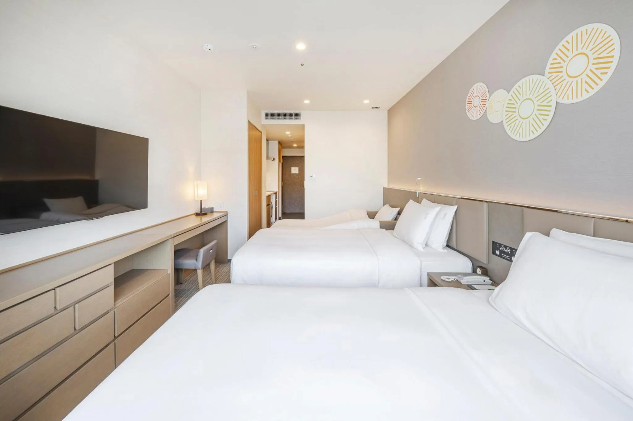 Photo of the whole room, Bed in Holiday Inn & Suites Shin Osaka by IHG