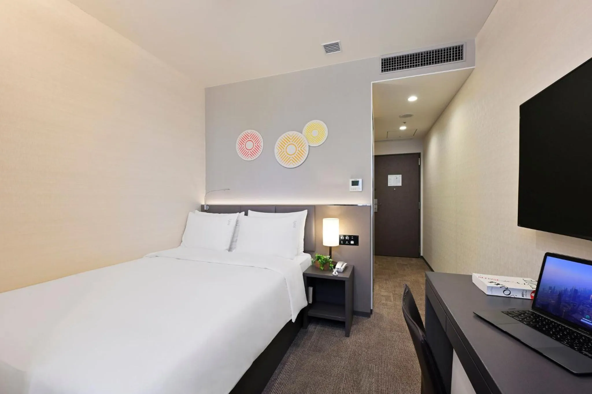Photo of the whole room, Bed in Holiday Inn & Suites Shin Osaka by IHG