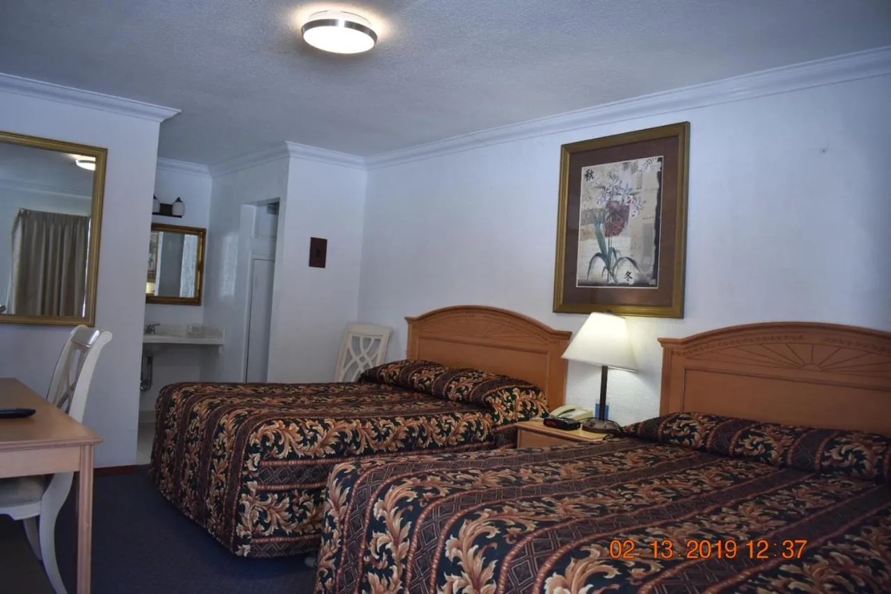 Bed in Evening Star Motel