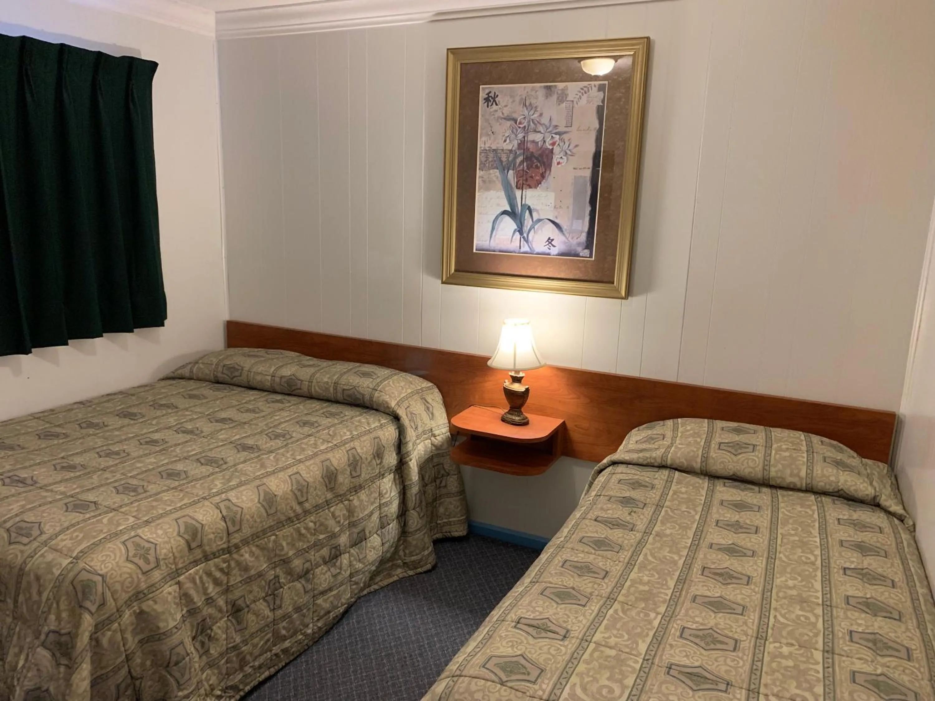 Bed in Evening Star Motel