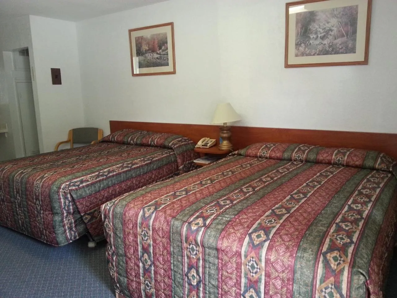 Bed in Evening Star Motel