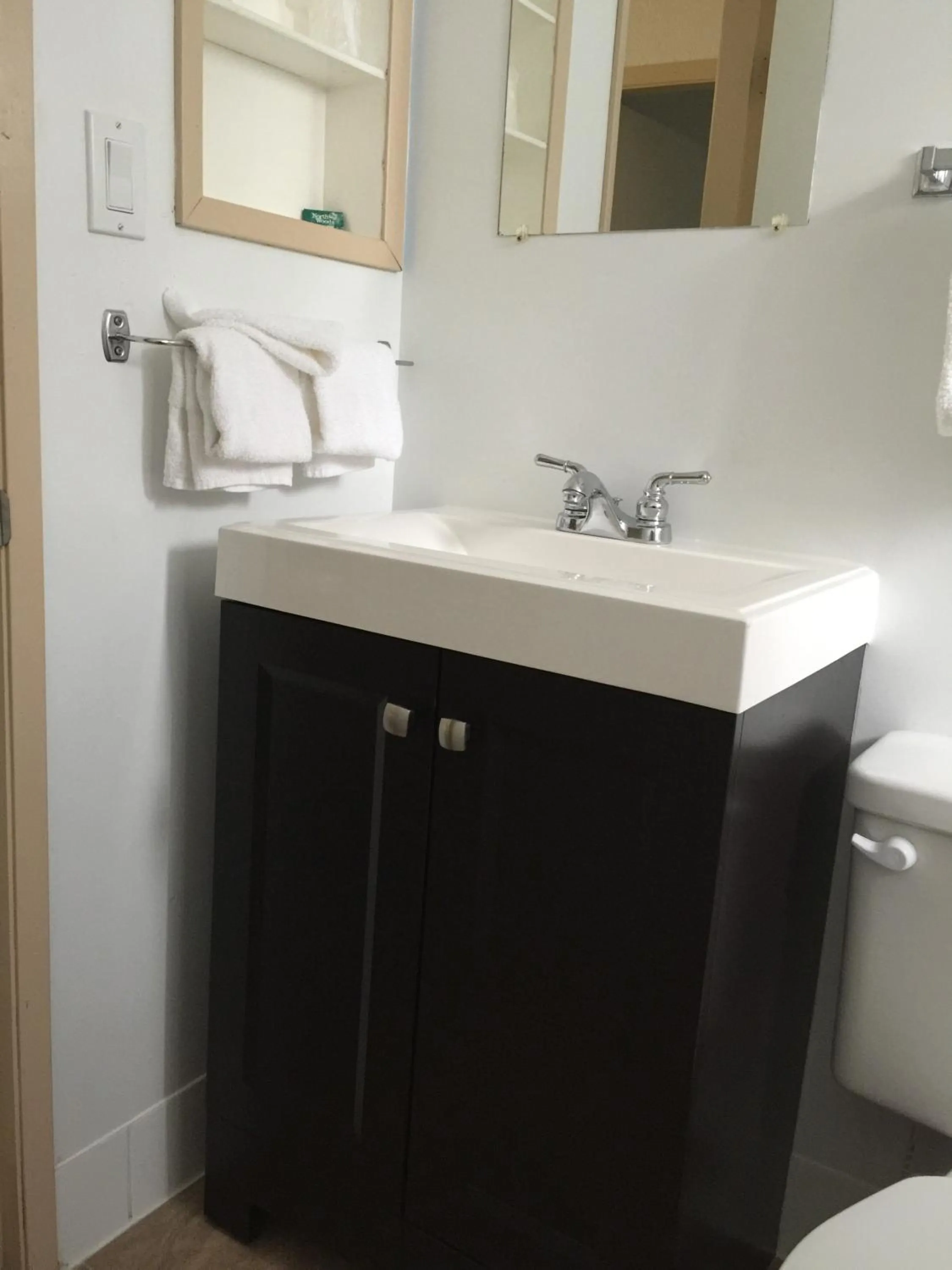 Bathroom in Evening Star Motel