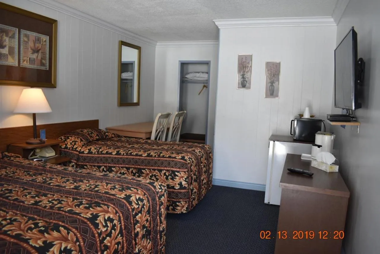 Bed in Evening Star Motel