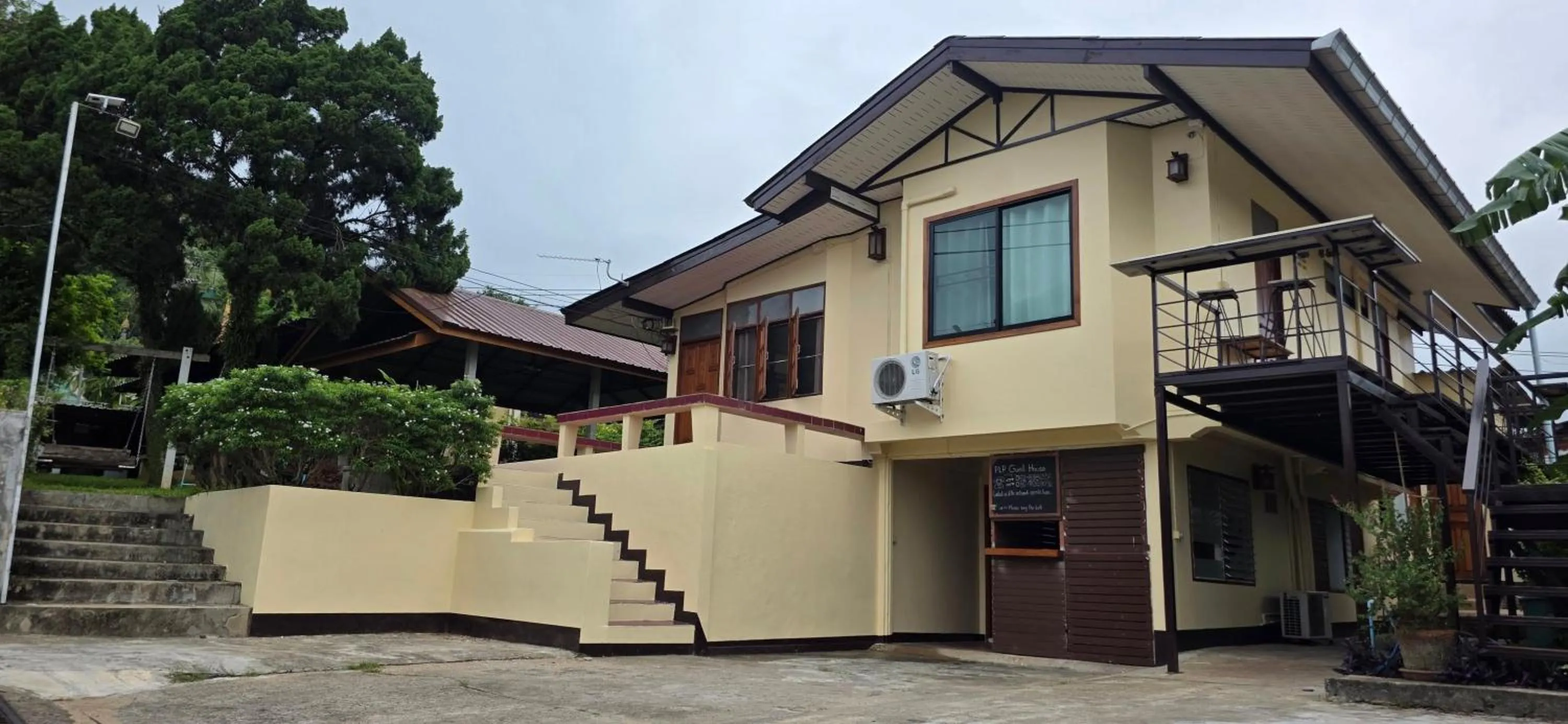 Property building in P.L.P Guesthouse - Mae Hong Son
