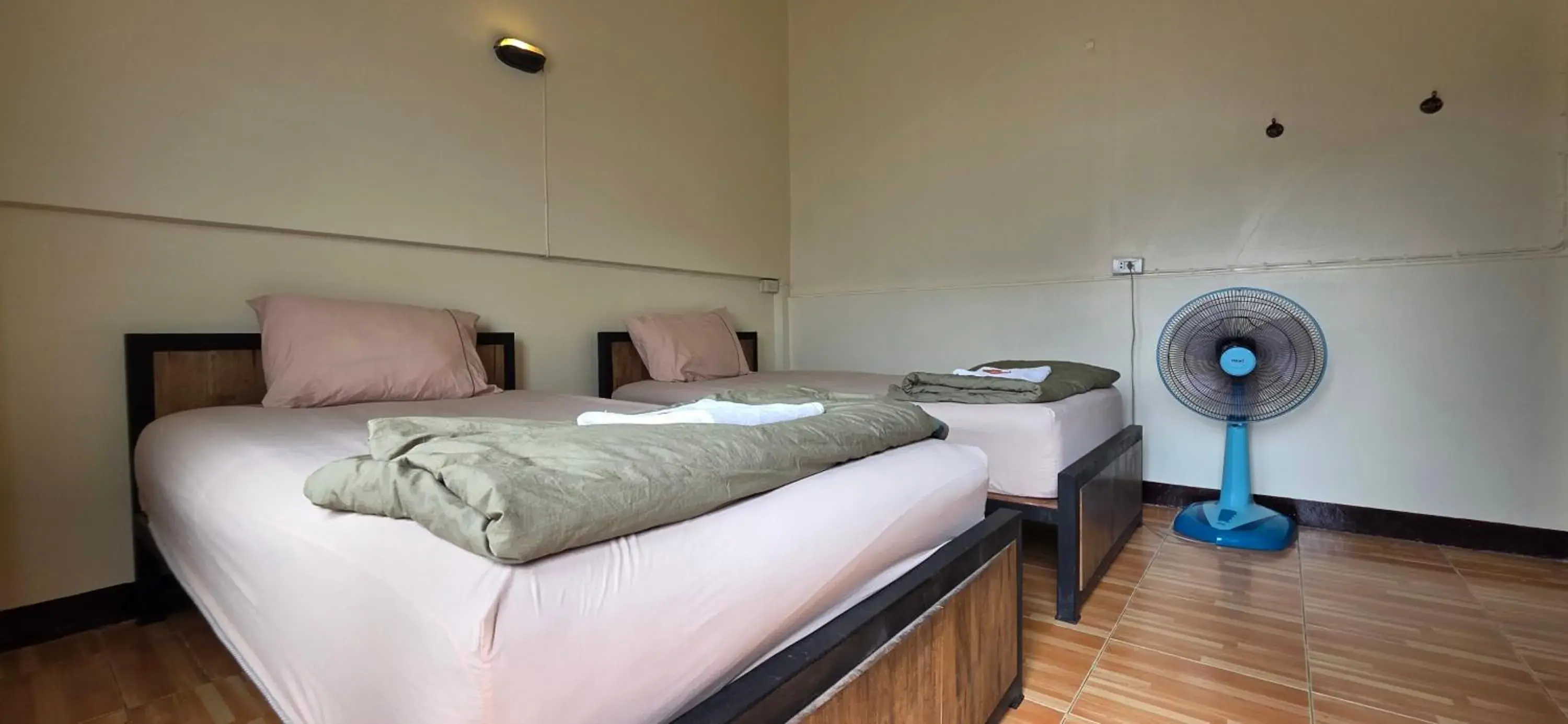 Standard Twin Room with Fan - single occupancy in P.L.P Guesthouse - Mae Hong Son Standard Twin Room with Fan - single occupancy in P.L.P Guesthouse - Mae Hong Son