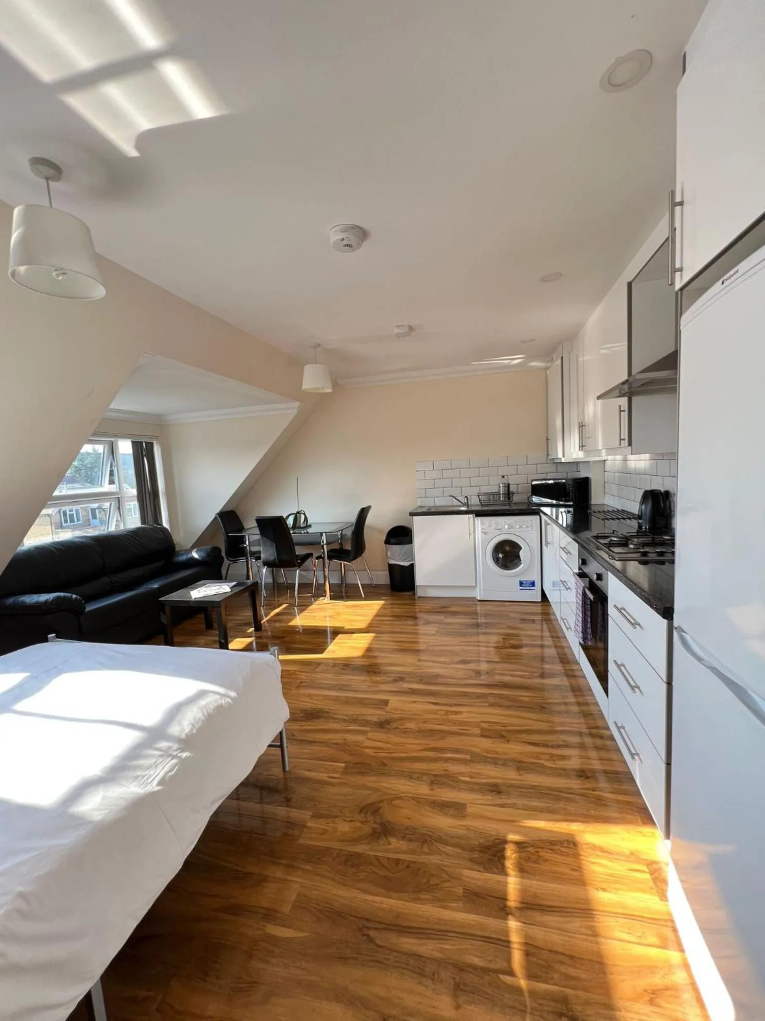 Kitchen or kitchenette in RC Airport Rooms