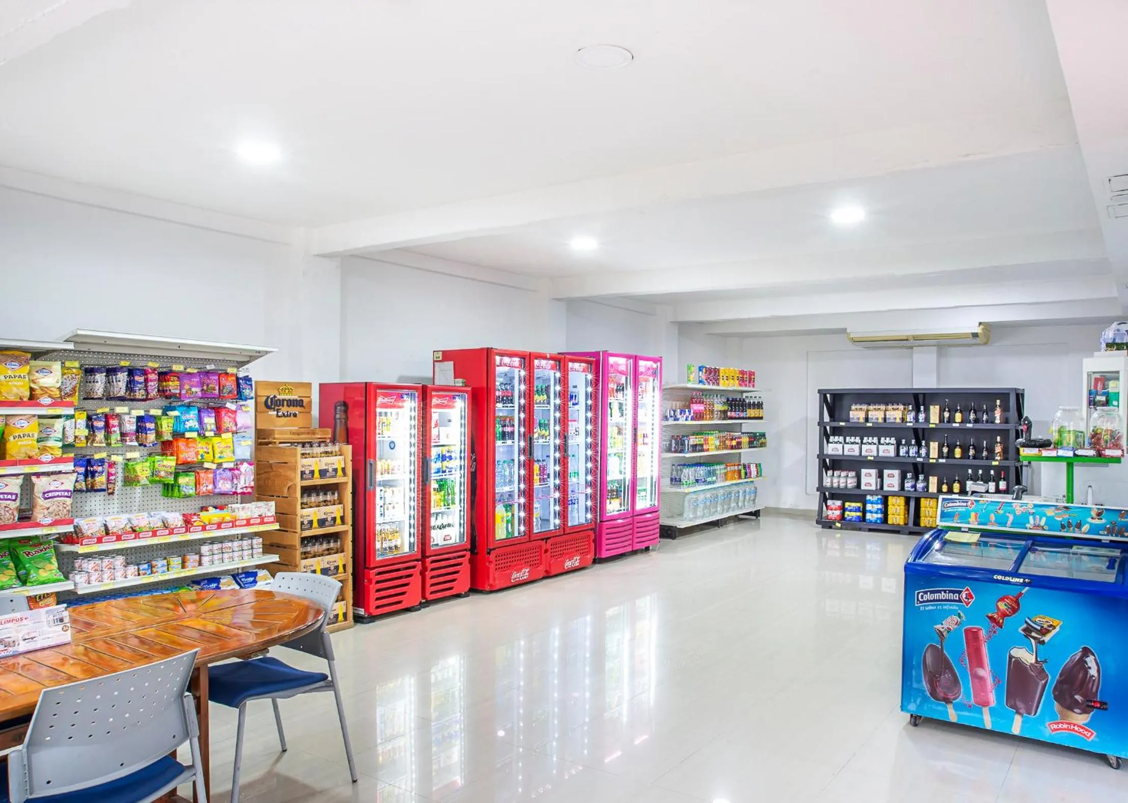 On-site shops in Hotel Santorini Resort