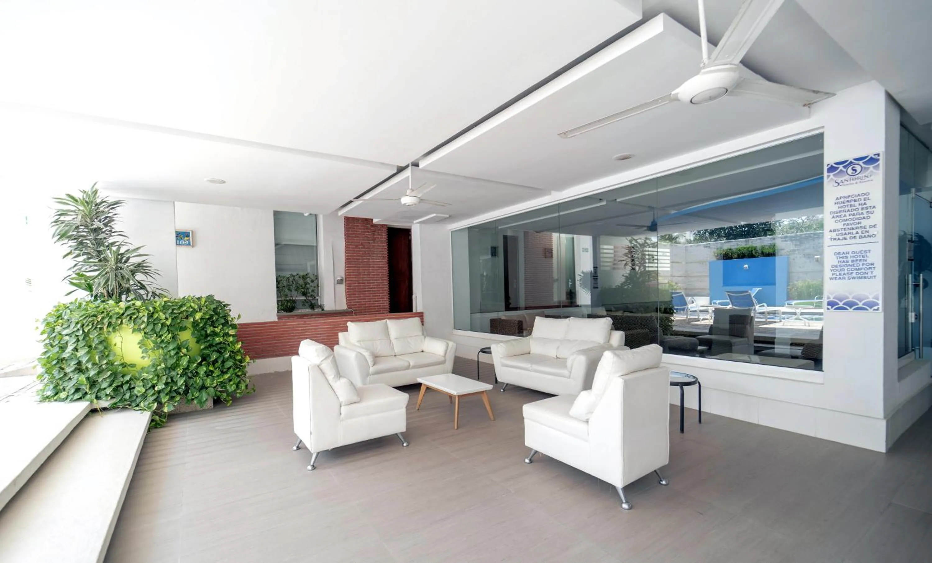 Communal lounge/ TV room in Hotel Santorini Resort