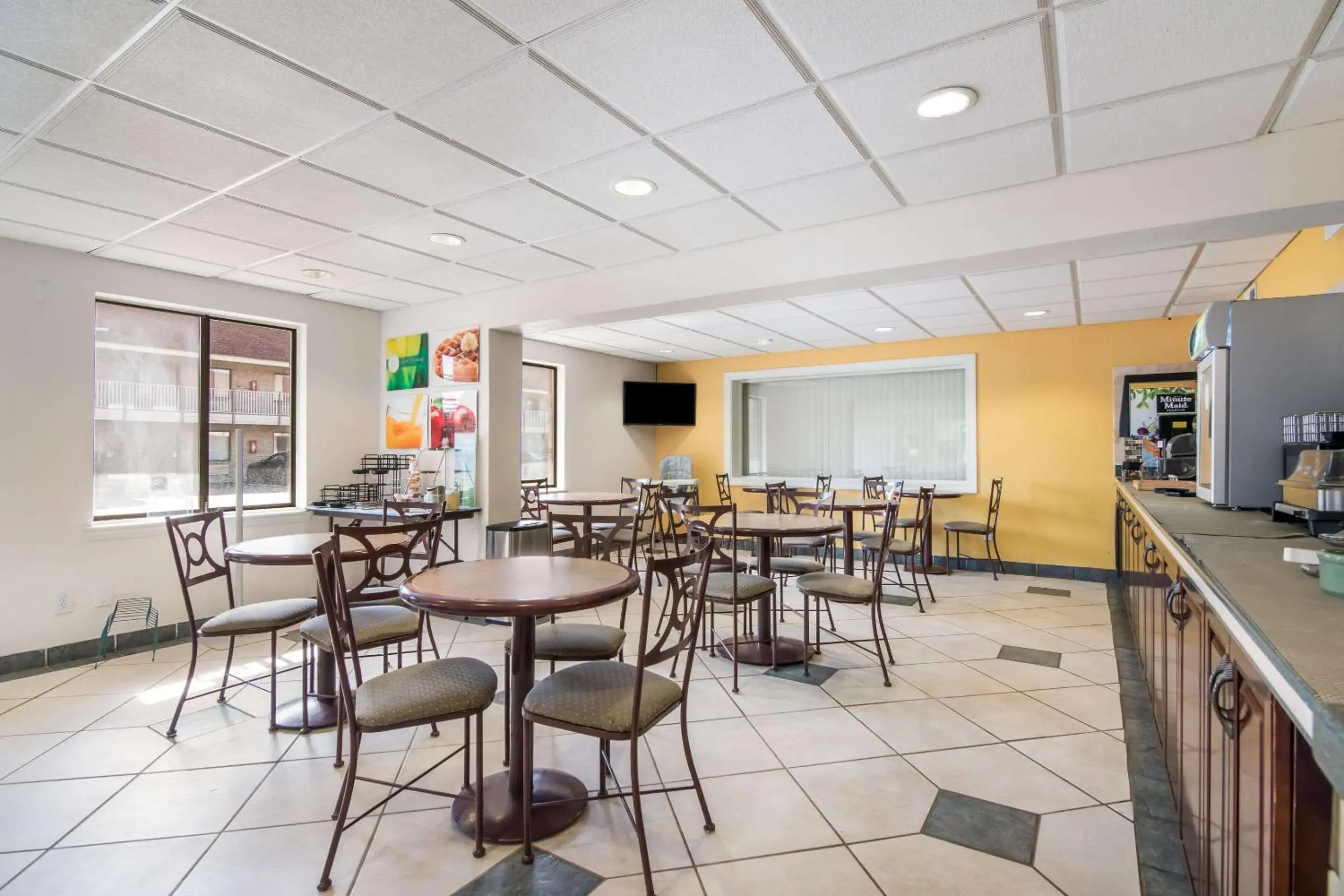 Breakfast in Quality Inn Little Creek Breakfast in Quality Inn Little Creek