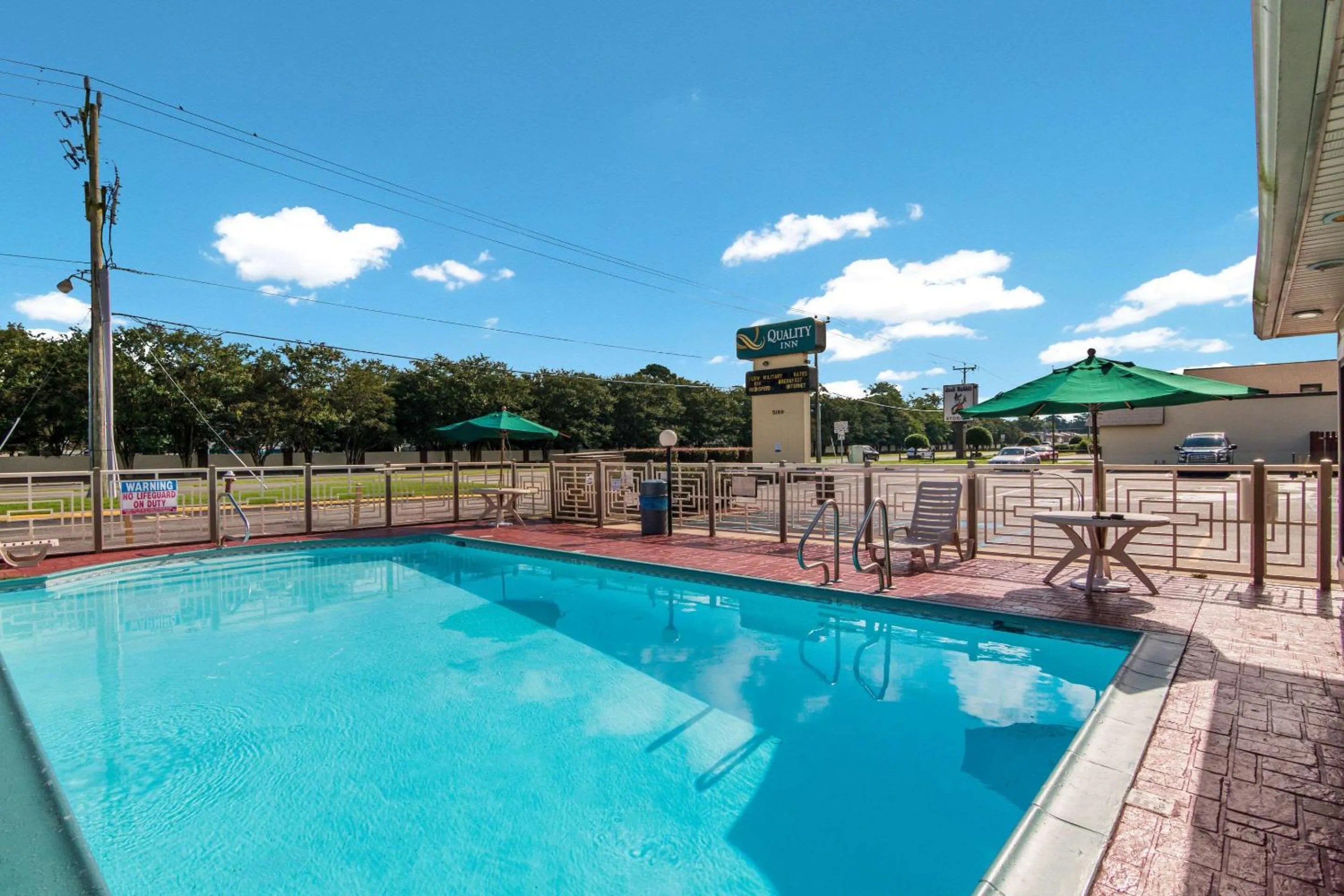 Swimming pool in Quality Inn Little Creek