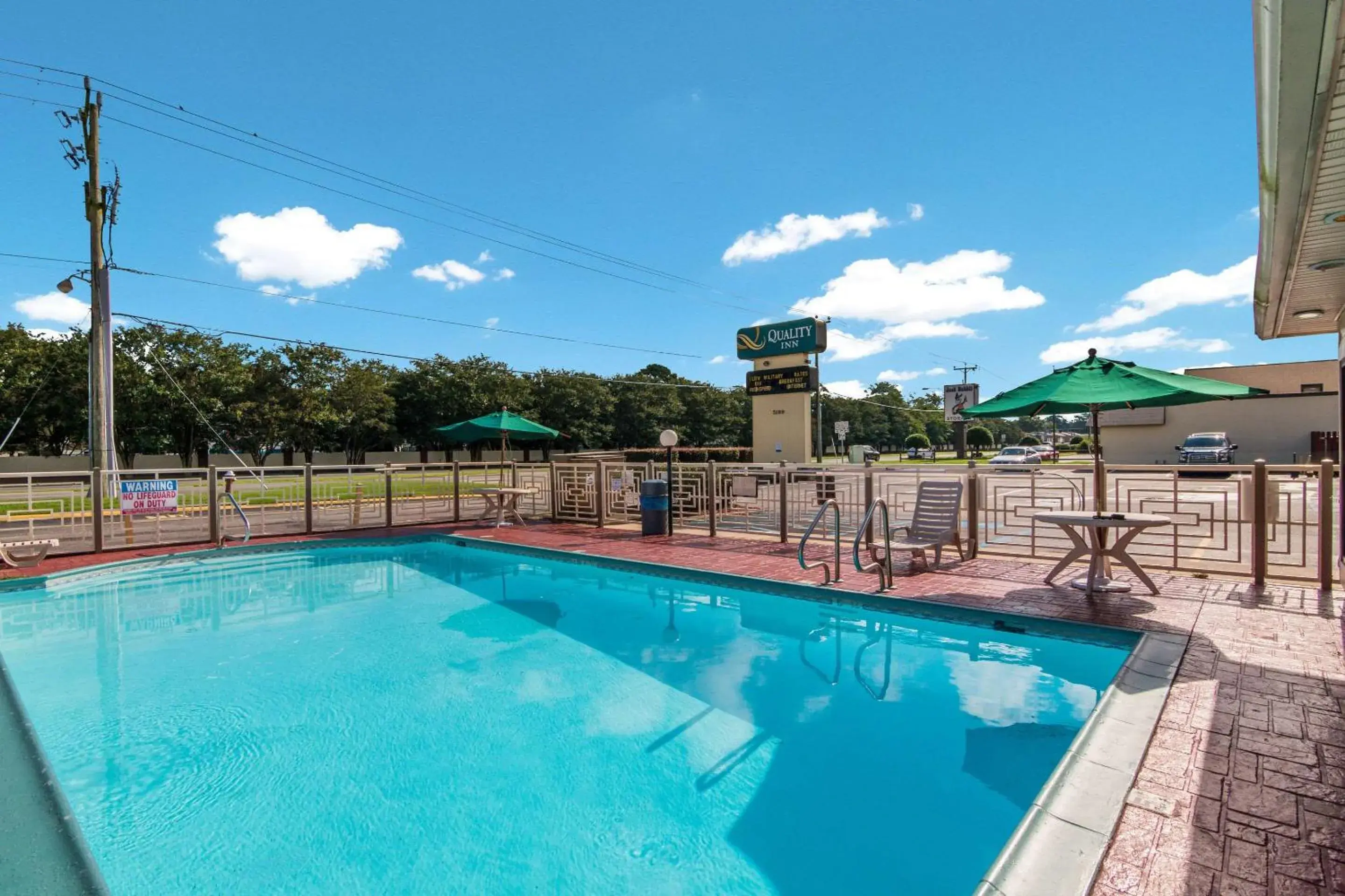 Swimming pool in Quality Inn Little Creek Swimming pool in Quality Inn Little Creek