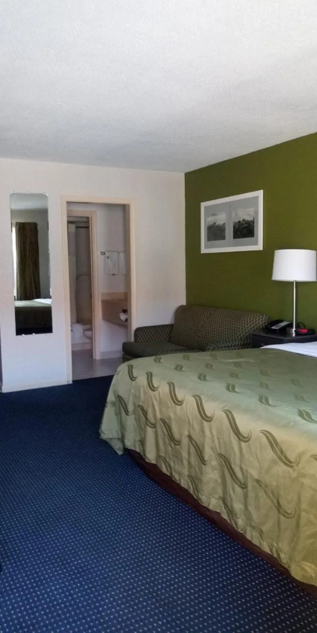 Bed in Quality Inn Little Creek