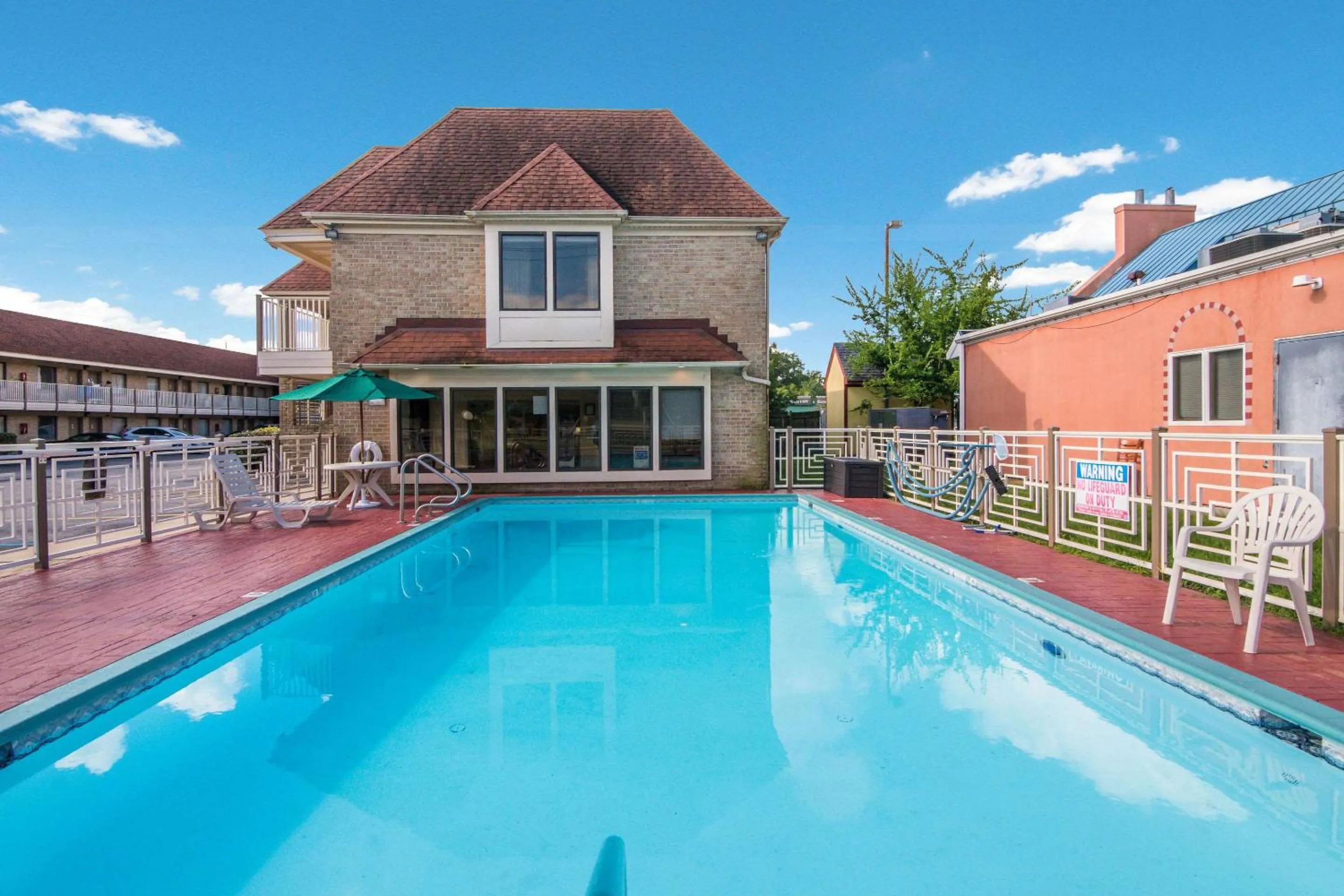 Swimming pool in Quality Inn Little Creek