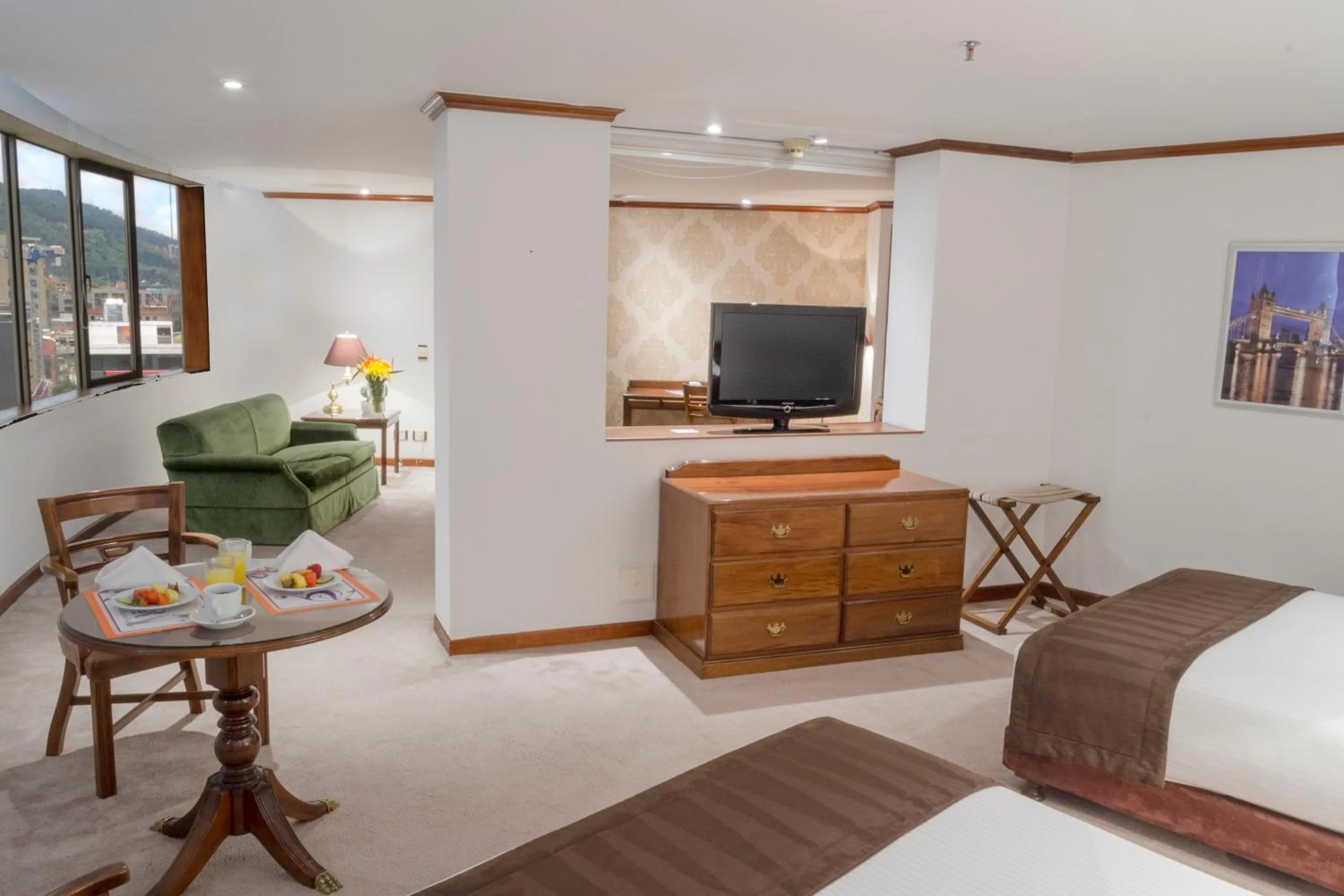 Living room, Bed in Hotel Bogotá Regency Usaquén