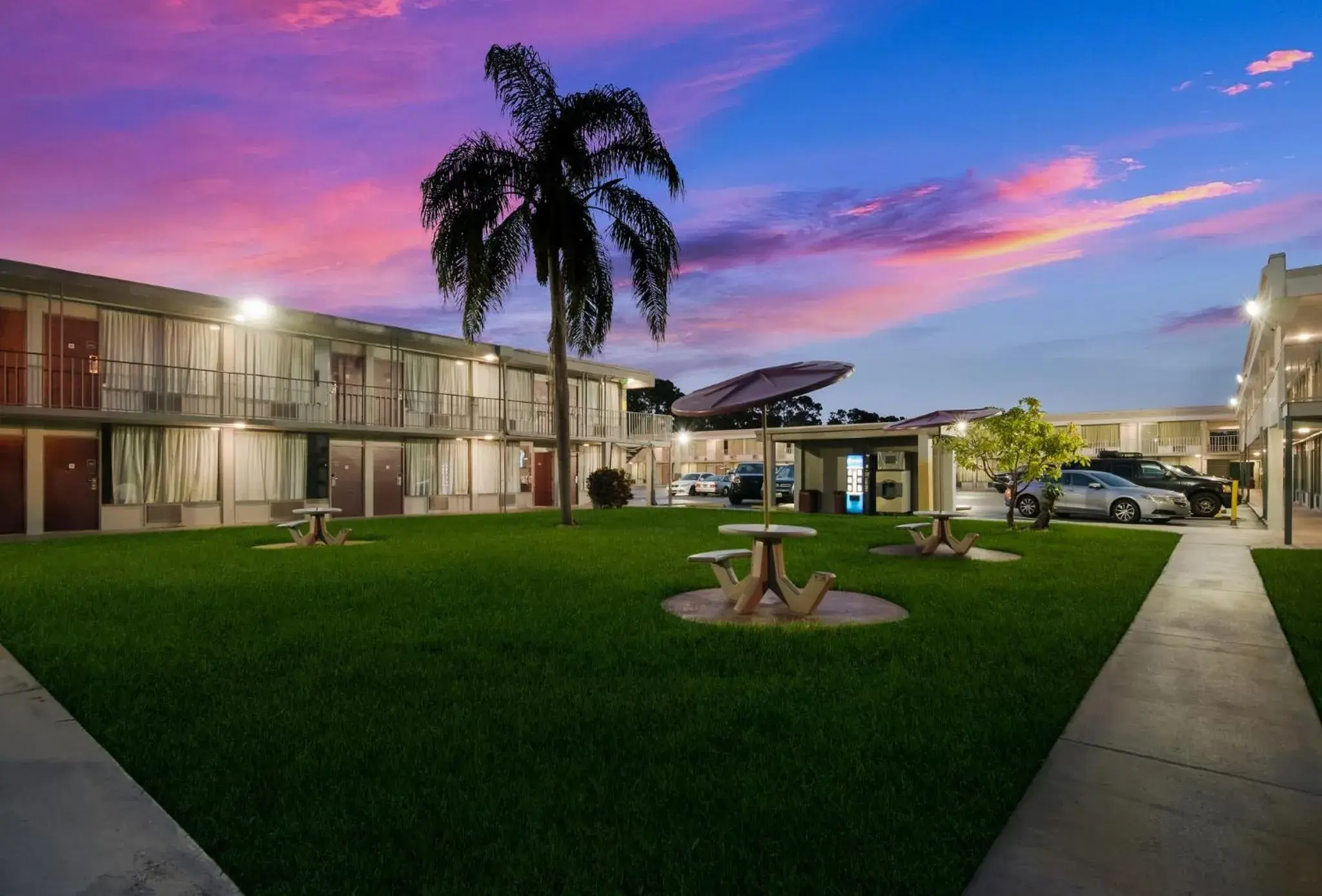 Property building in HomeTowne Studios by Red Roof Vero Beach - I-95 Property building in HomeTowne Studios by Red Roof Vero Beach - I-95