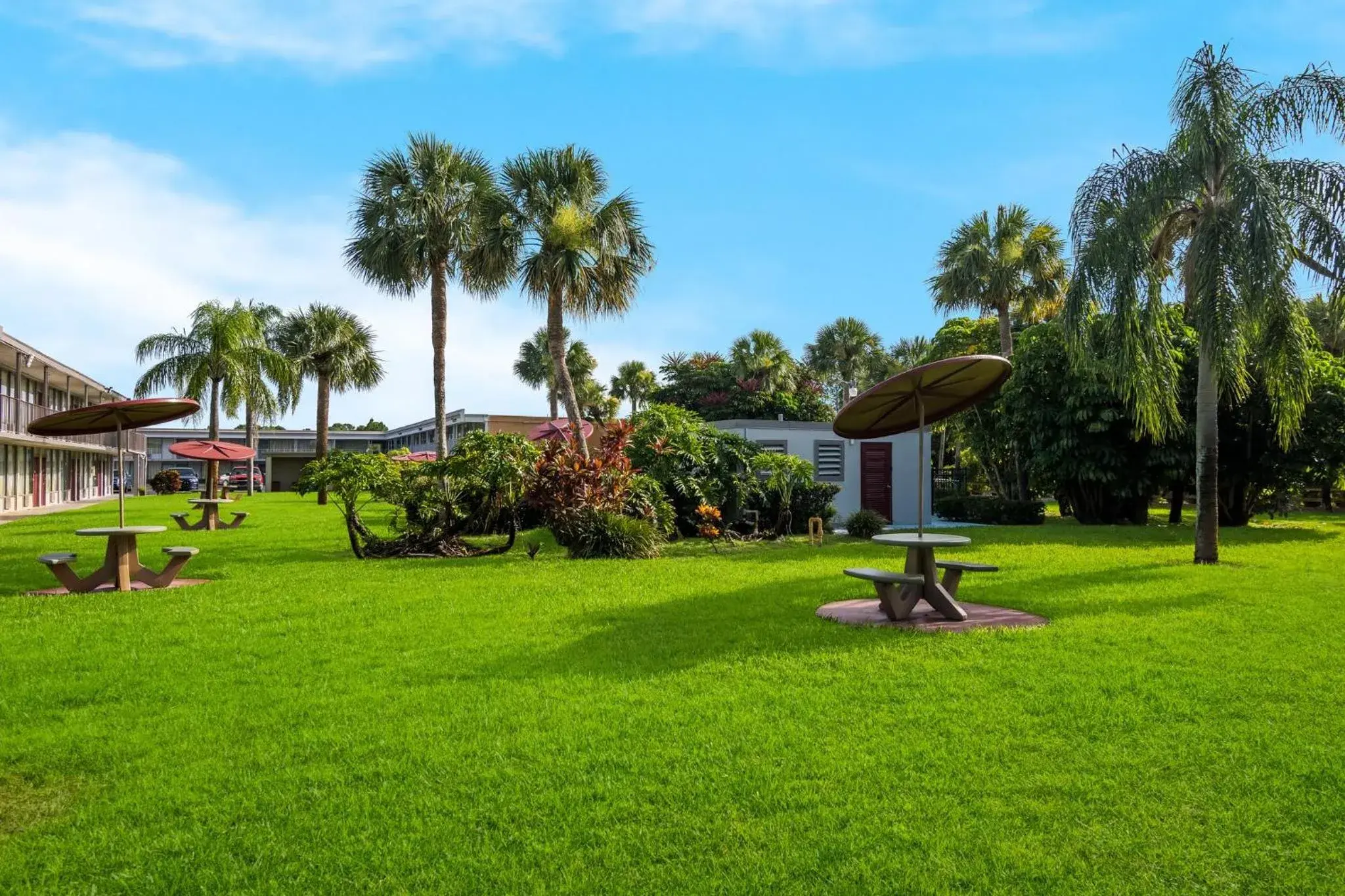 Property building in HomeTowne Studios by Red Roof Vero Beach - I-95 Property building in HomeTowne Studios by Red Roof Vero Beach - I-95